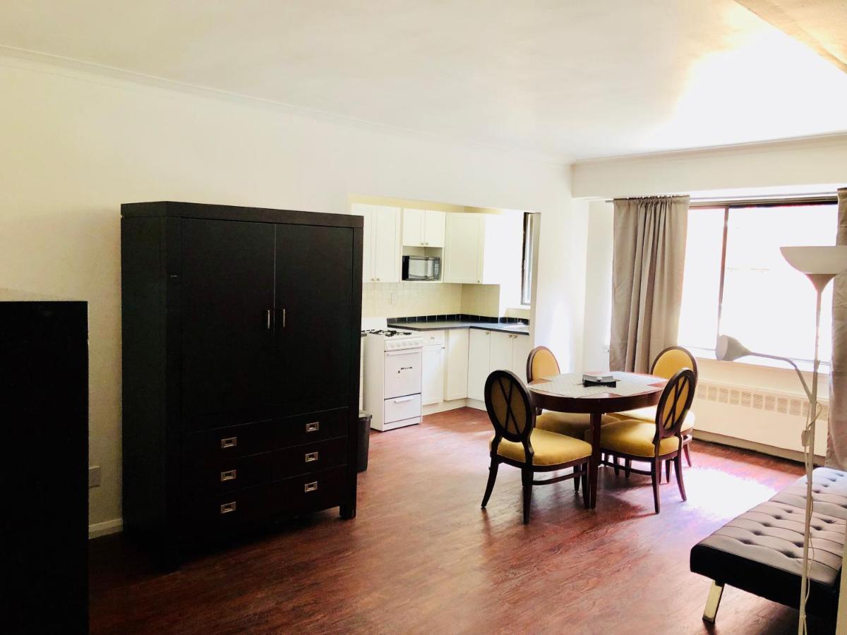Stylish Apartment: Comfortable In The Golden Square Mile *