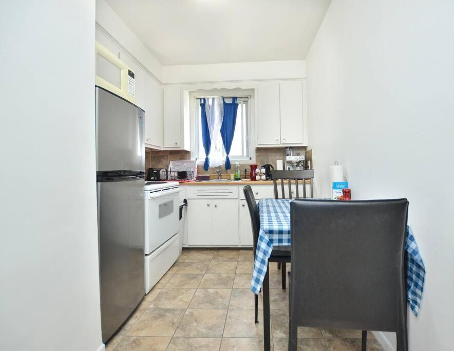 Coquette 3.5 Pour 4 Personnes Montreal