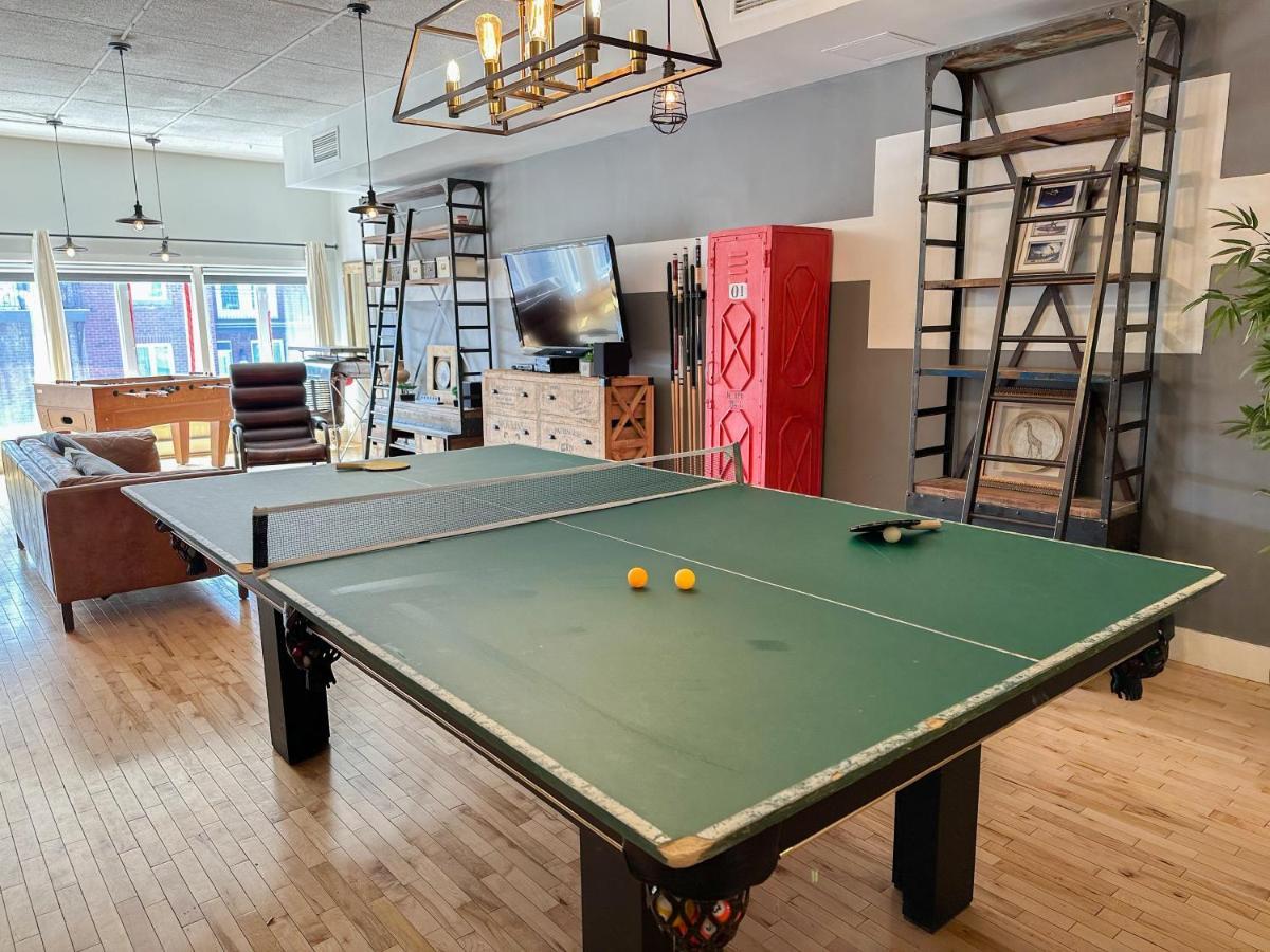 Luxury 5-bed + Pool Table: 5 Min From Jarry Metro Montreal