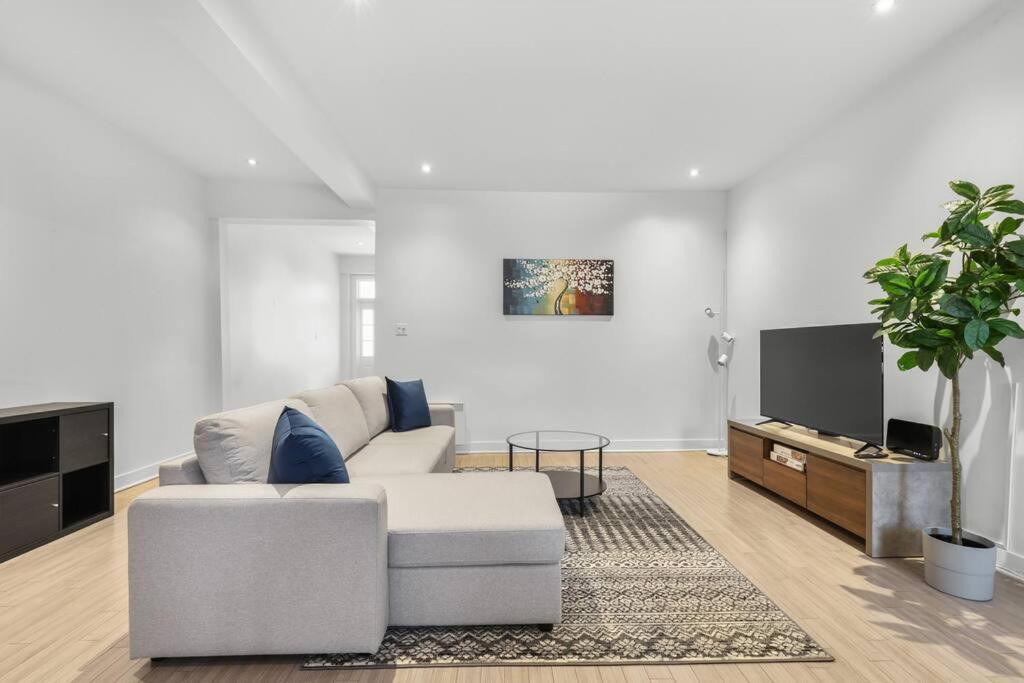 Stylish 1bedroom / 1bathroom In Plateau Mont-royal Apartment *