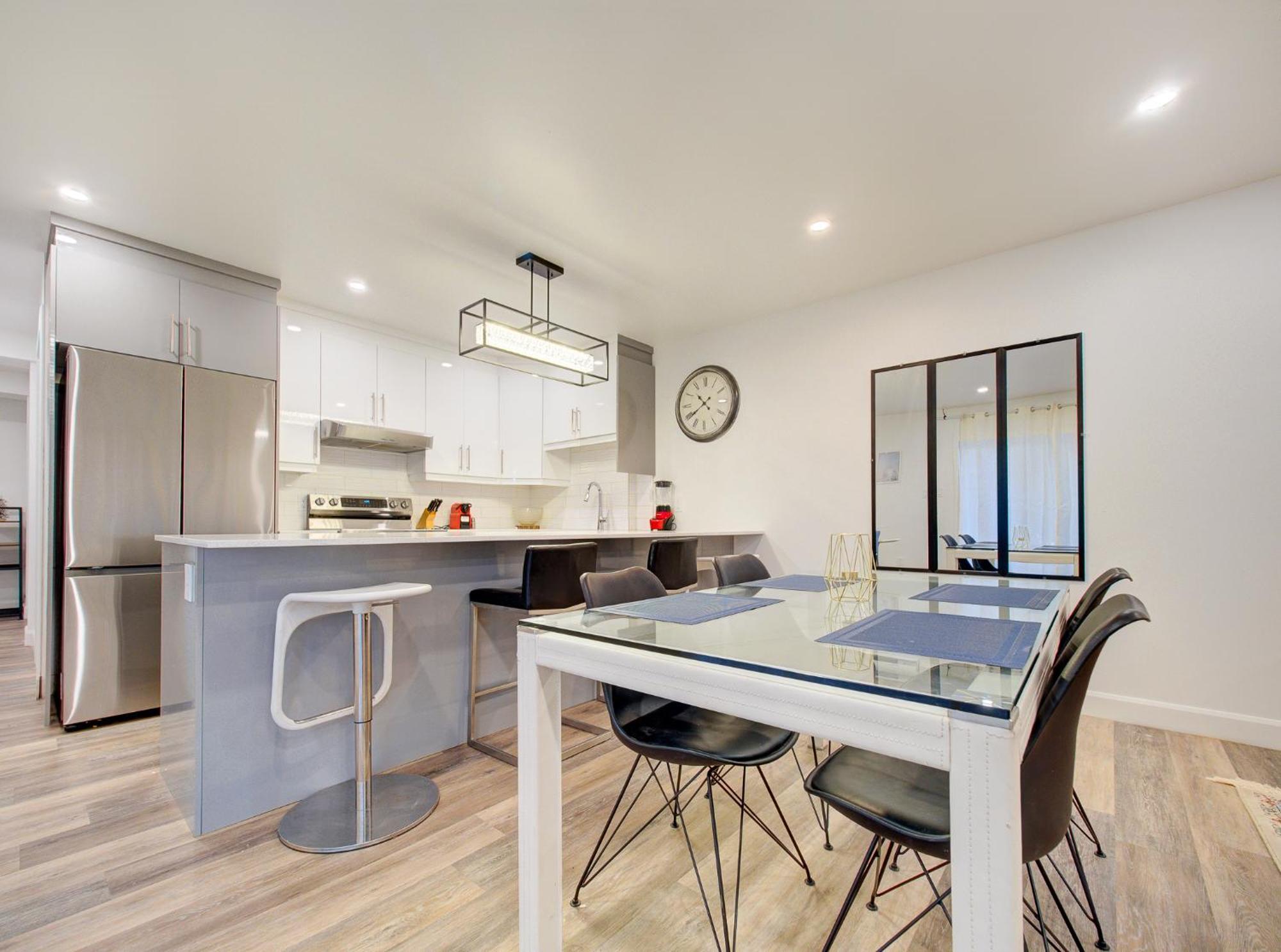 Cozy & Luxurious 3-br Apartment *