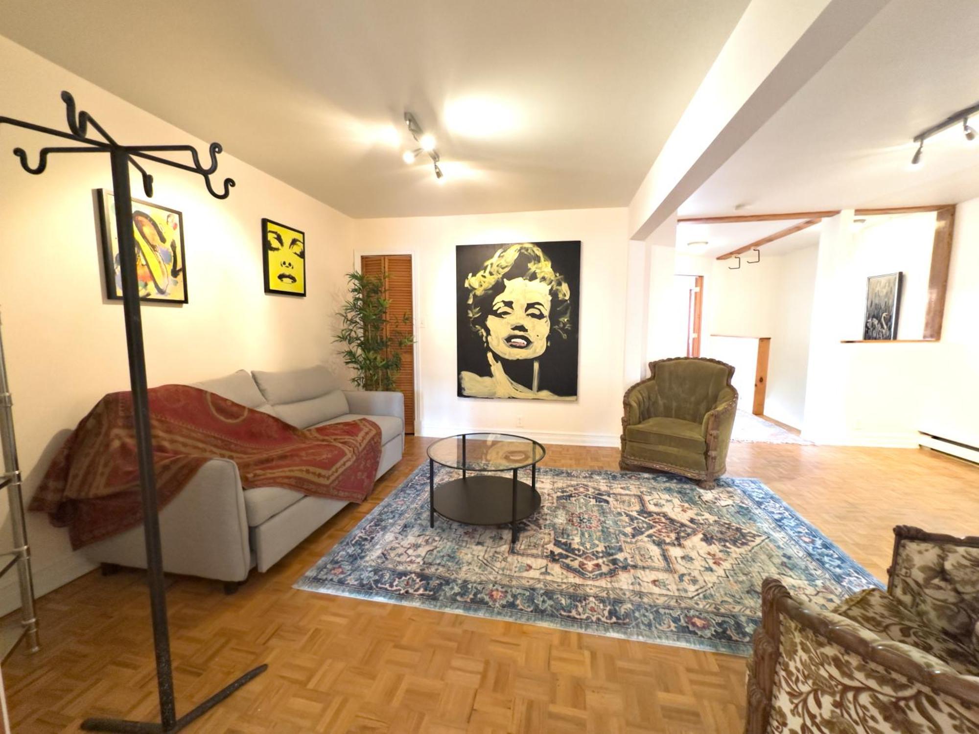 Superb 3 Bed 3mins From Mont-royal Metro Apartment Montreal