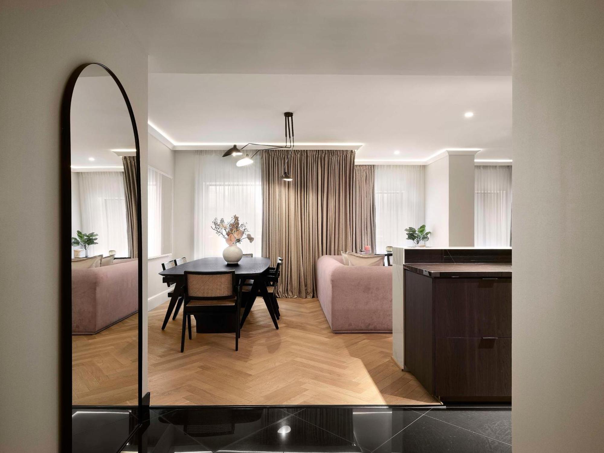 Vogue Downtown, Curio Collection By Hilton Hotel Montreal