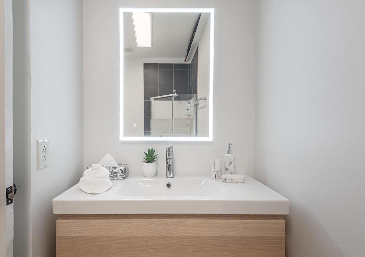 Luxurious 3bd In Heart Of Downtown Free Parking On-site 5 Min Walk To Bell Center Montreal