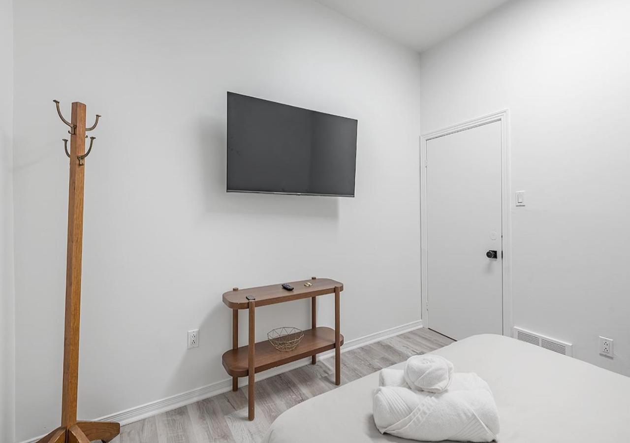 Luxurious 3bd In Heart Of Downtown Free Parking On-site 5 Min Walk To Bell Center Montreal