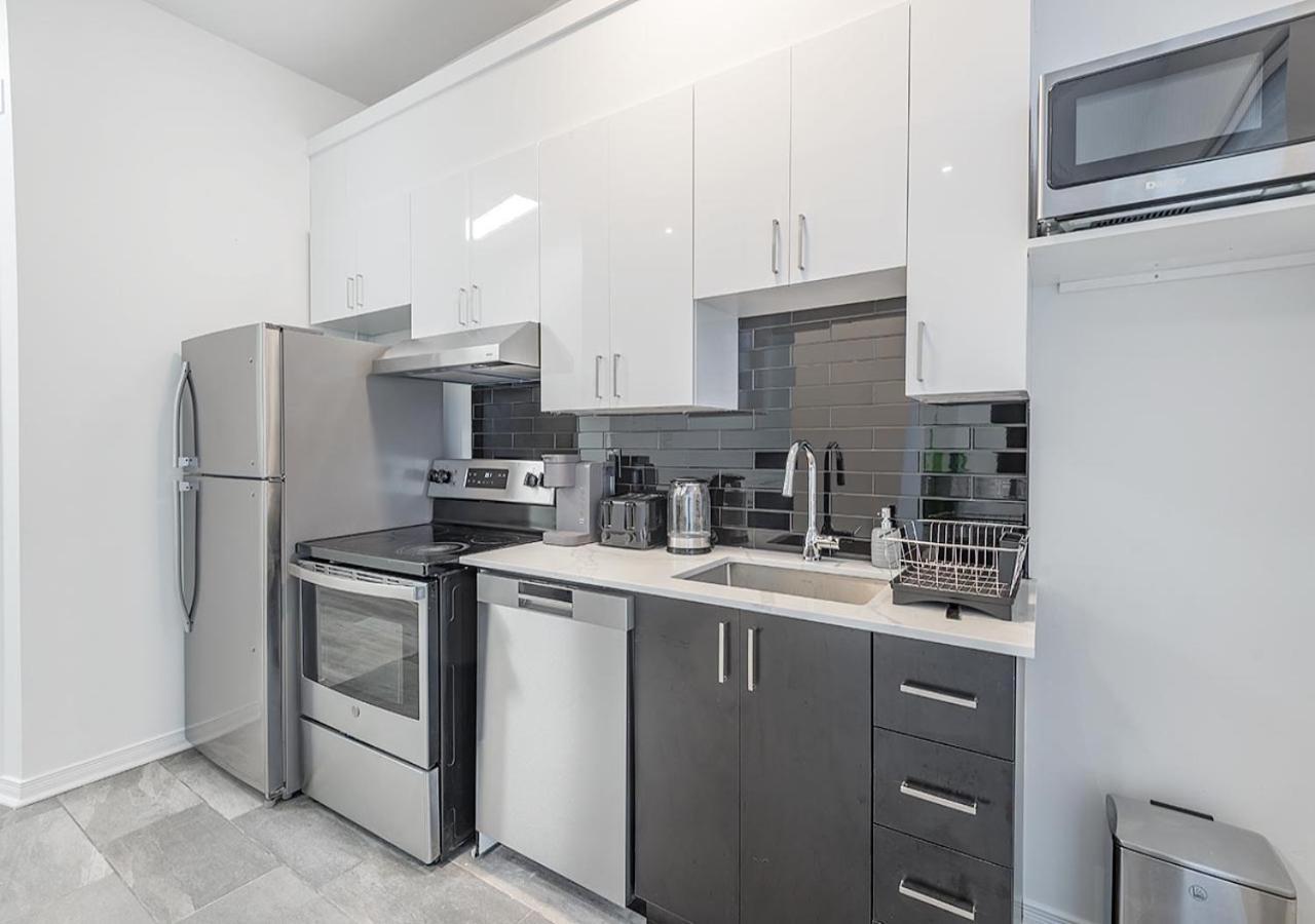 Luxurious 3bd In Heart Of Downtown Free Parking On-site 5 Min Walk To Bell Center Apartment