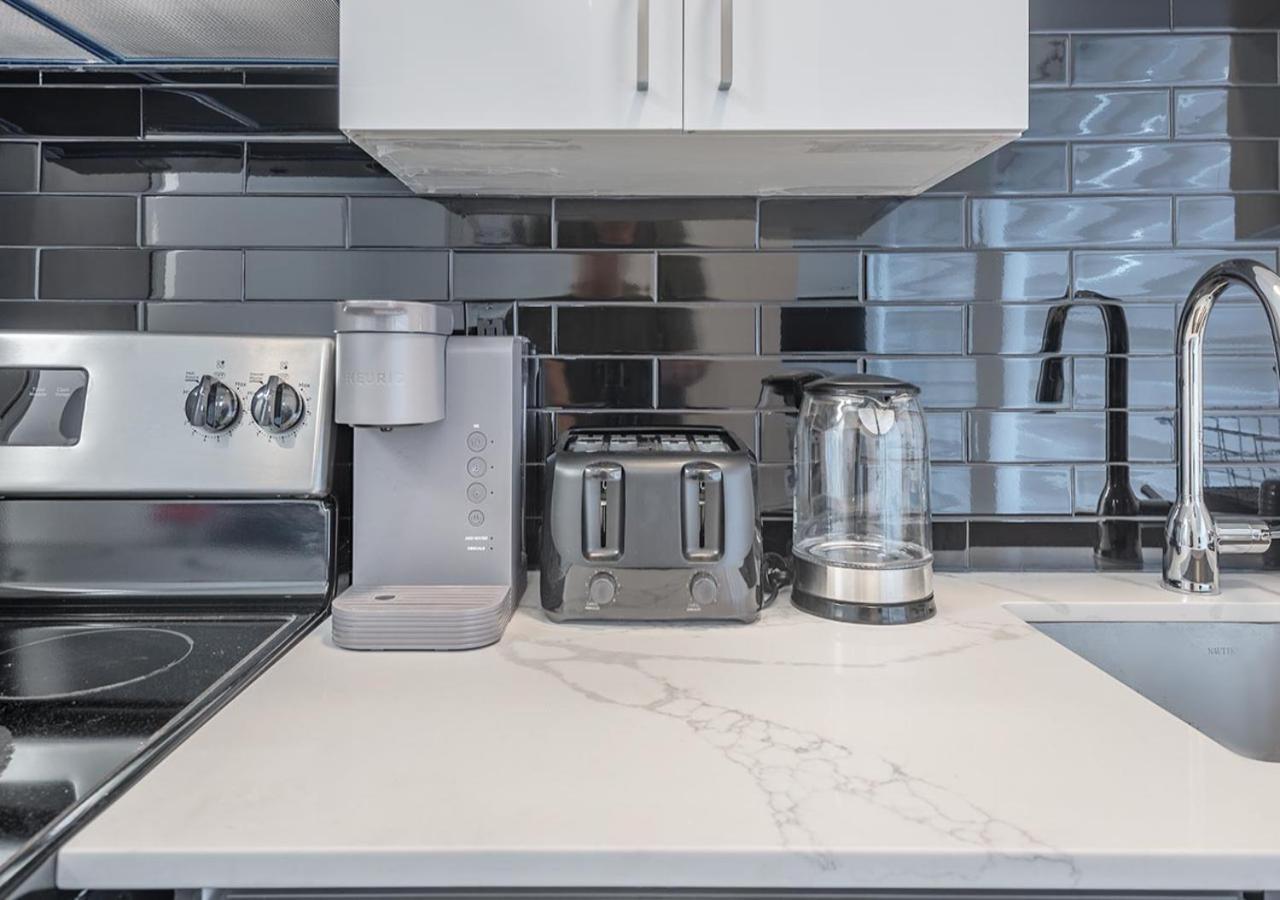 Luxurious 3bd In Heart Of Downtown Free Parking On-site 5 Min Walk To Bell Center Apartment Montreal