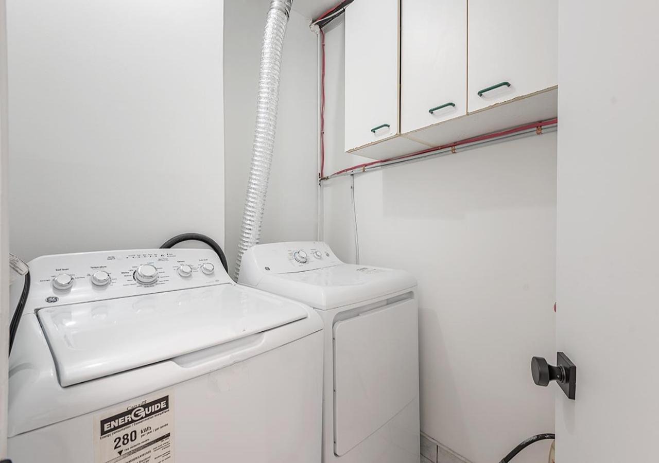 Luxurious 3bd In Heart Of Downtown Free Parking On-site 5 Min Walk To Bell Center Apartment