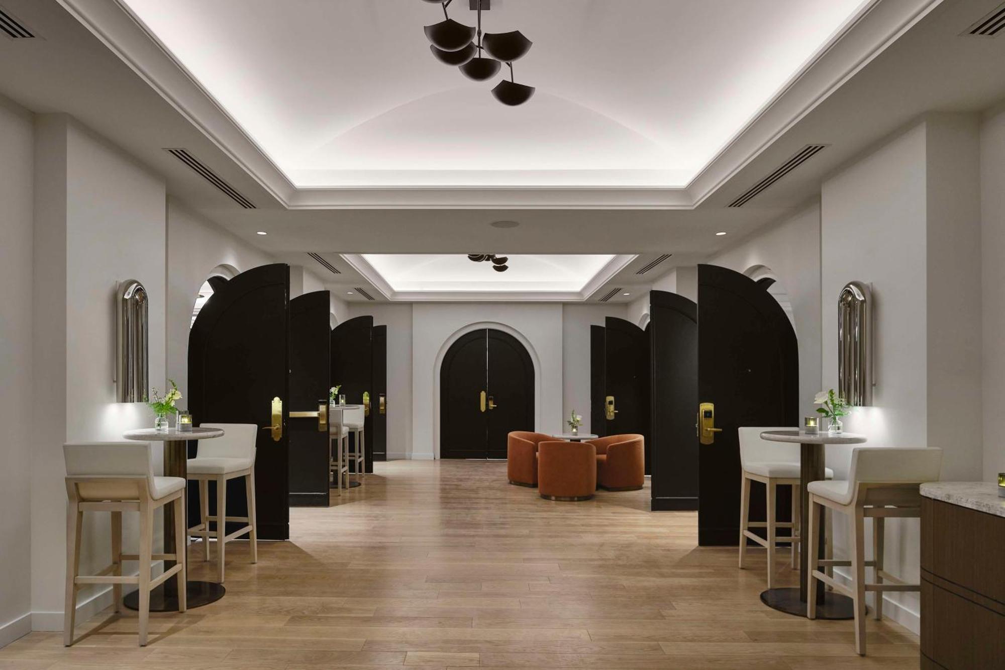 Hotel Vogue Downtown, Curio Collection By Hilton 4*