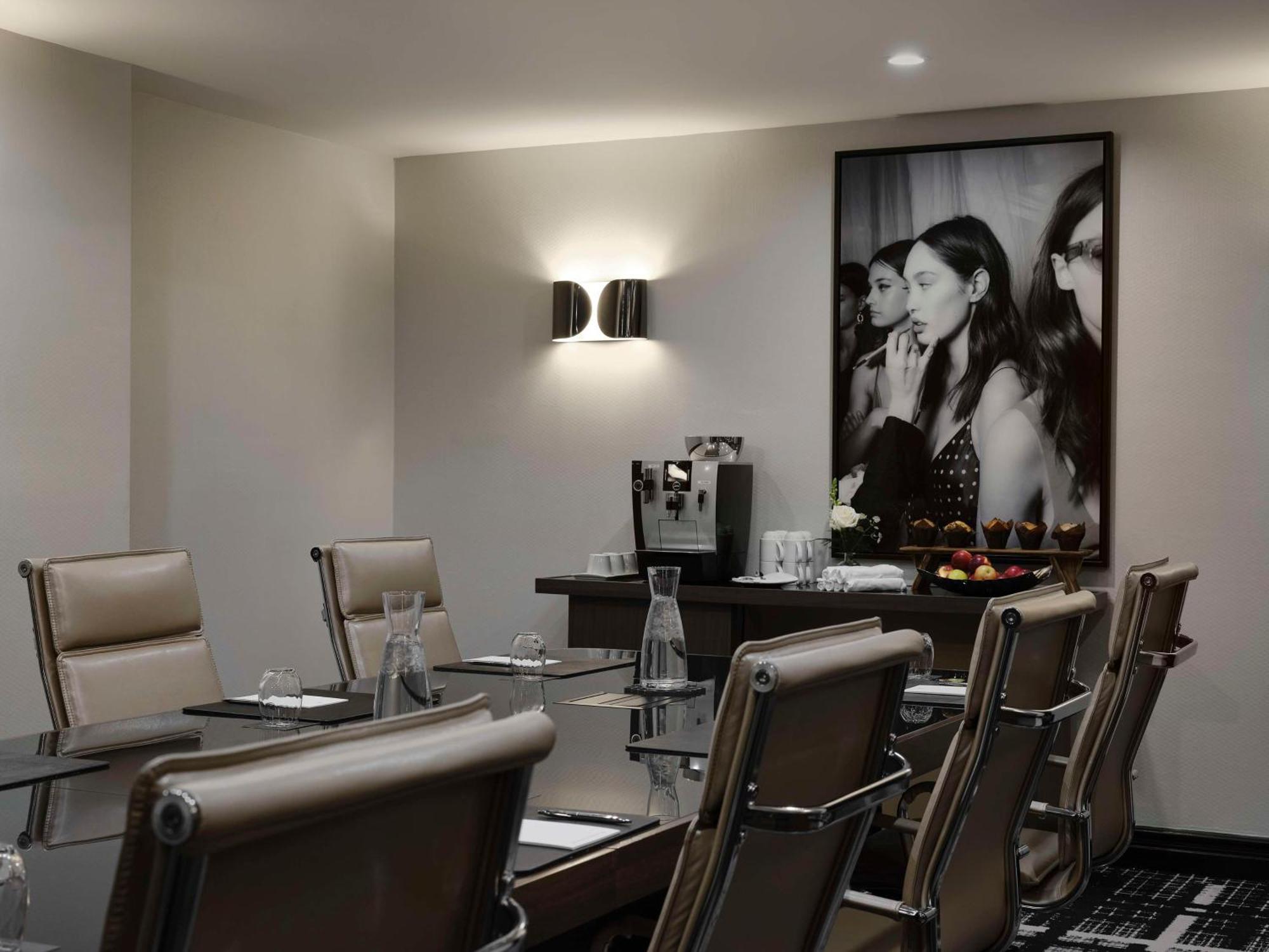 Vogue Downtown, Curio Collection By Hilton Hotel 4*