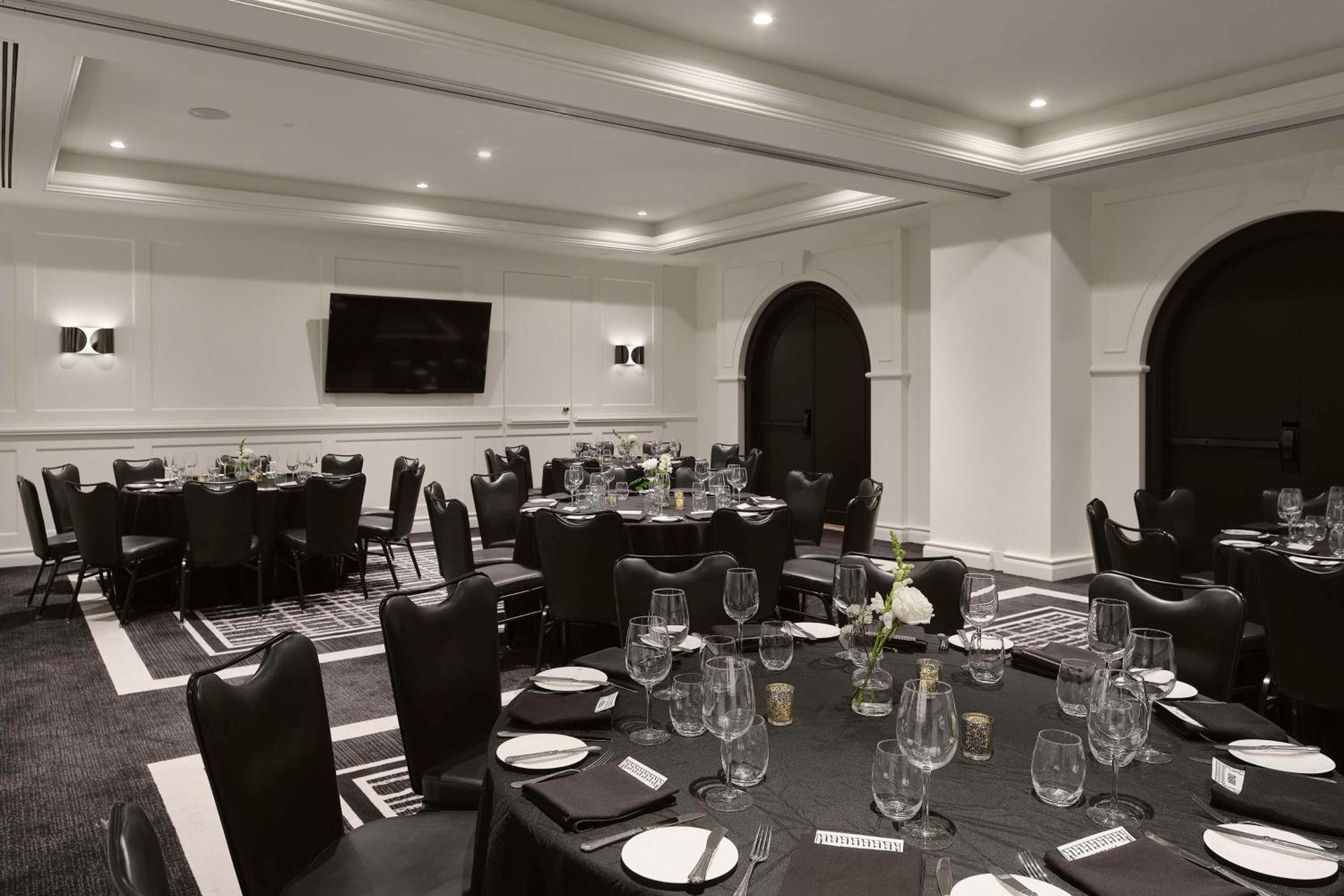 Vogue Downtown, Curio Collection By Hilton Hotel