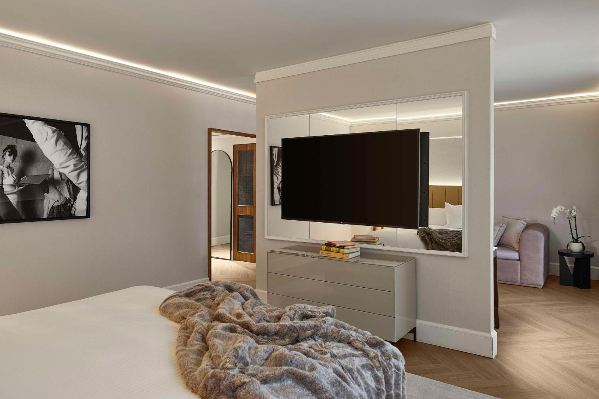 Vogue Downtown, Curio Collection By Hilton Hotel Montreal