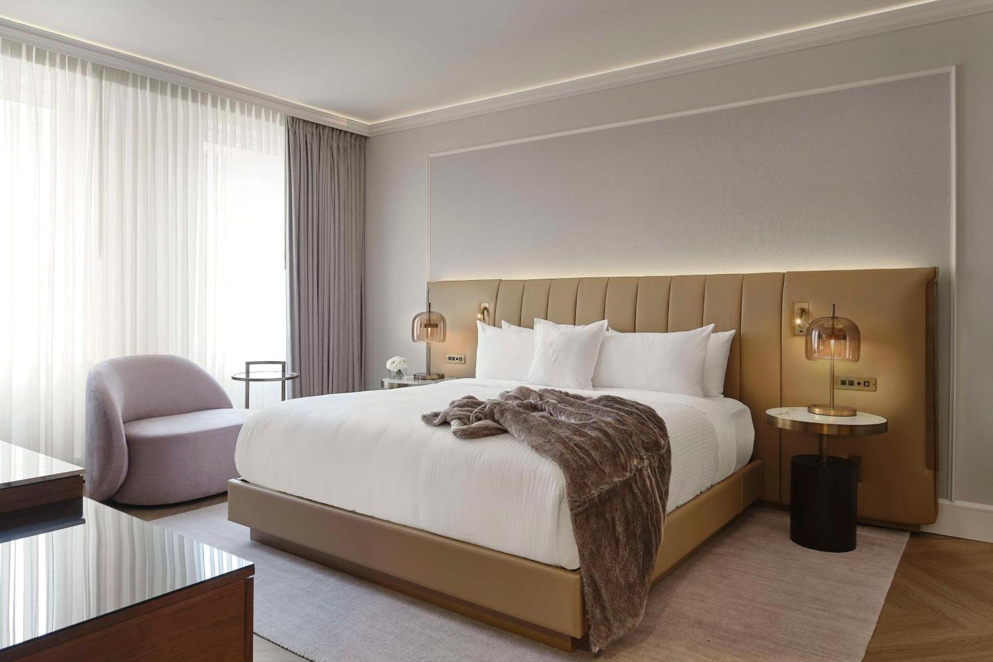Vogue Downtown, Curio Collection By Hilton Montreal
