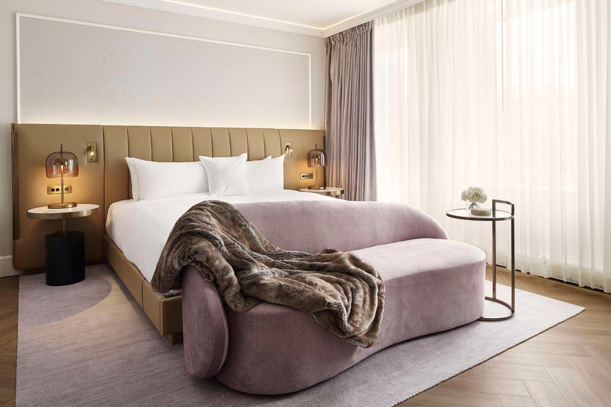 Vogue Downtown, Curio Collection By Hilton Montreal