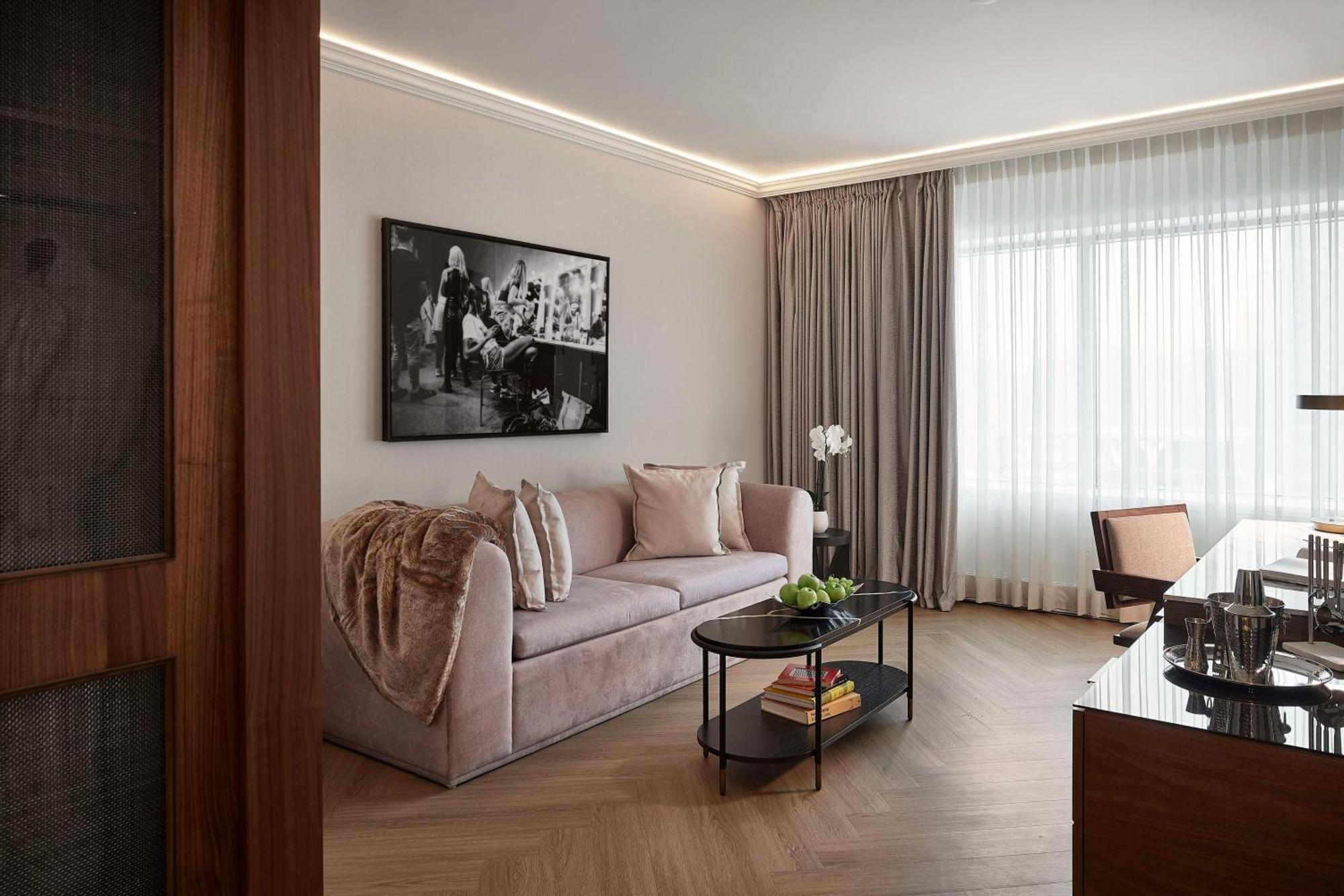 Vogue Downtown, Curio Collection By Hilton Montreal