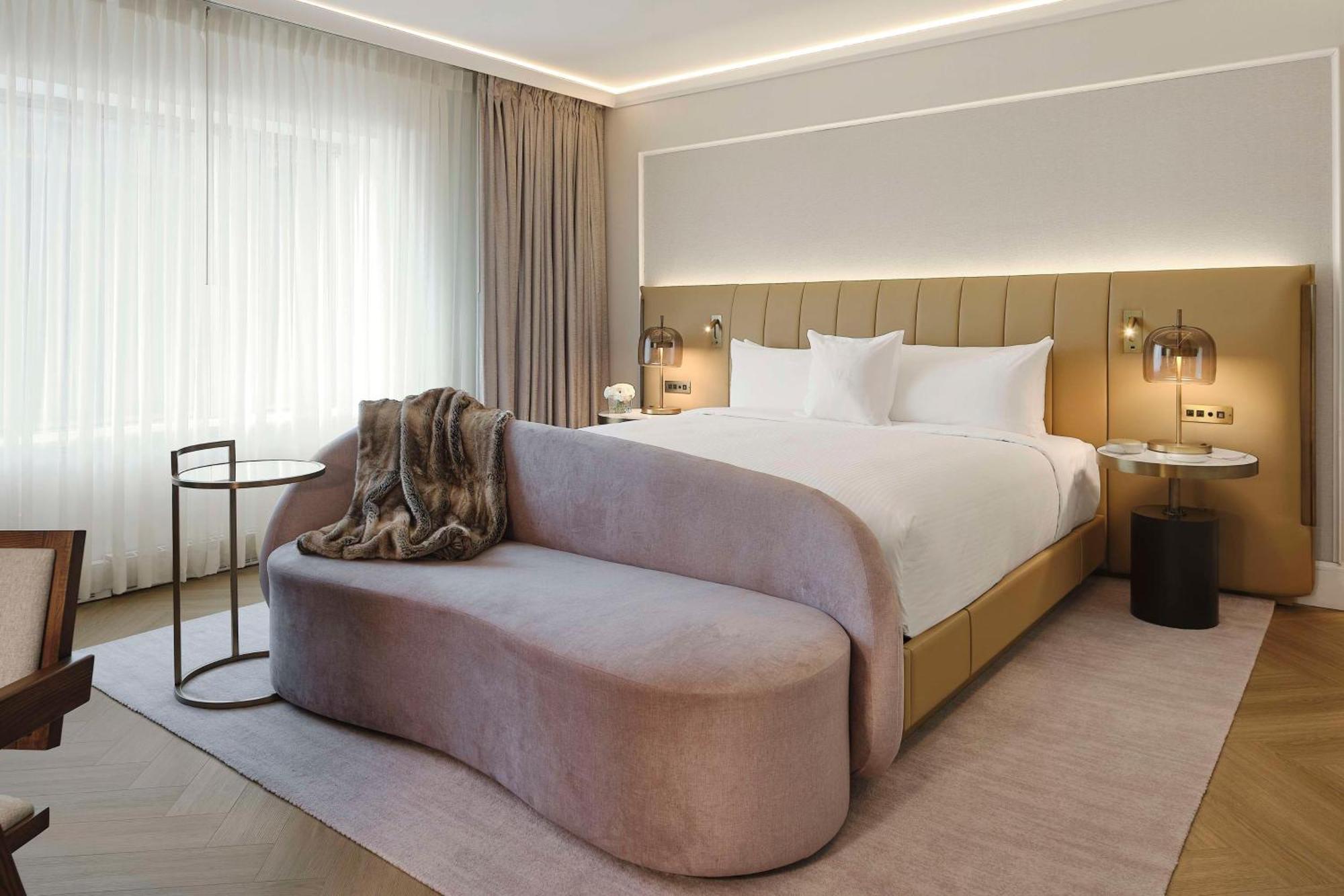 Vogue Downtown, Curio Collection By Hilton Hotel