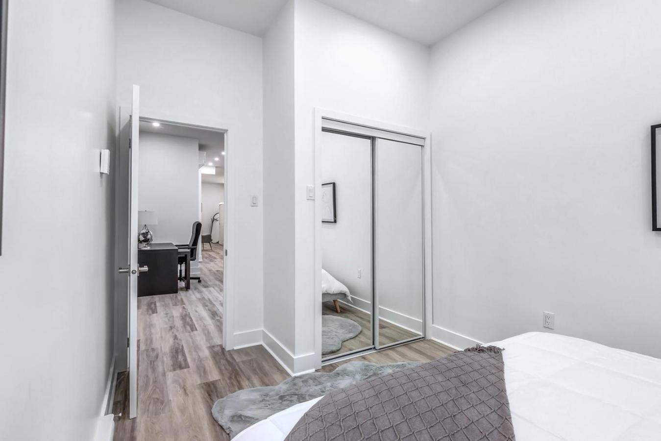 Spacious 5-bed Oasis In The Heart Of Downtown-5 Min To Bell Center, Free Parking Montreal