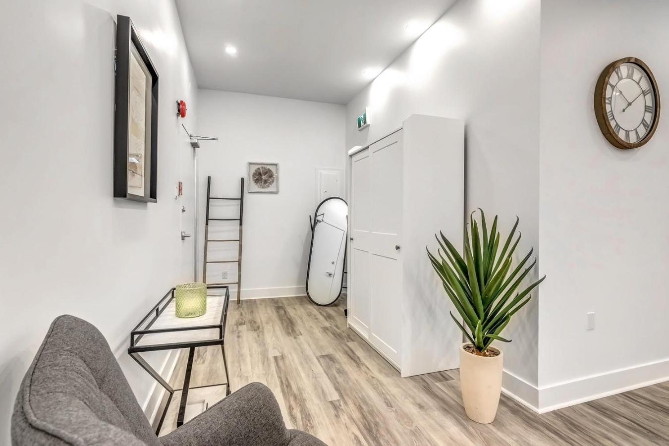 Apartment Spacious 5-bed Oasis In The Heart Of Downtown-5 Min To Bell Center, Free Parking Montreal