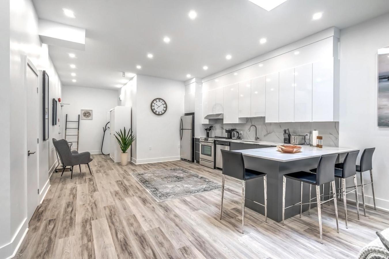 Spacious 5-bed Oasis In The Heart Of Downtown-5 Min To Bell Center, Free Parking Montreal