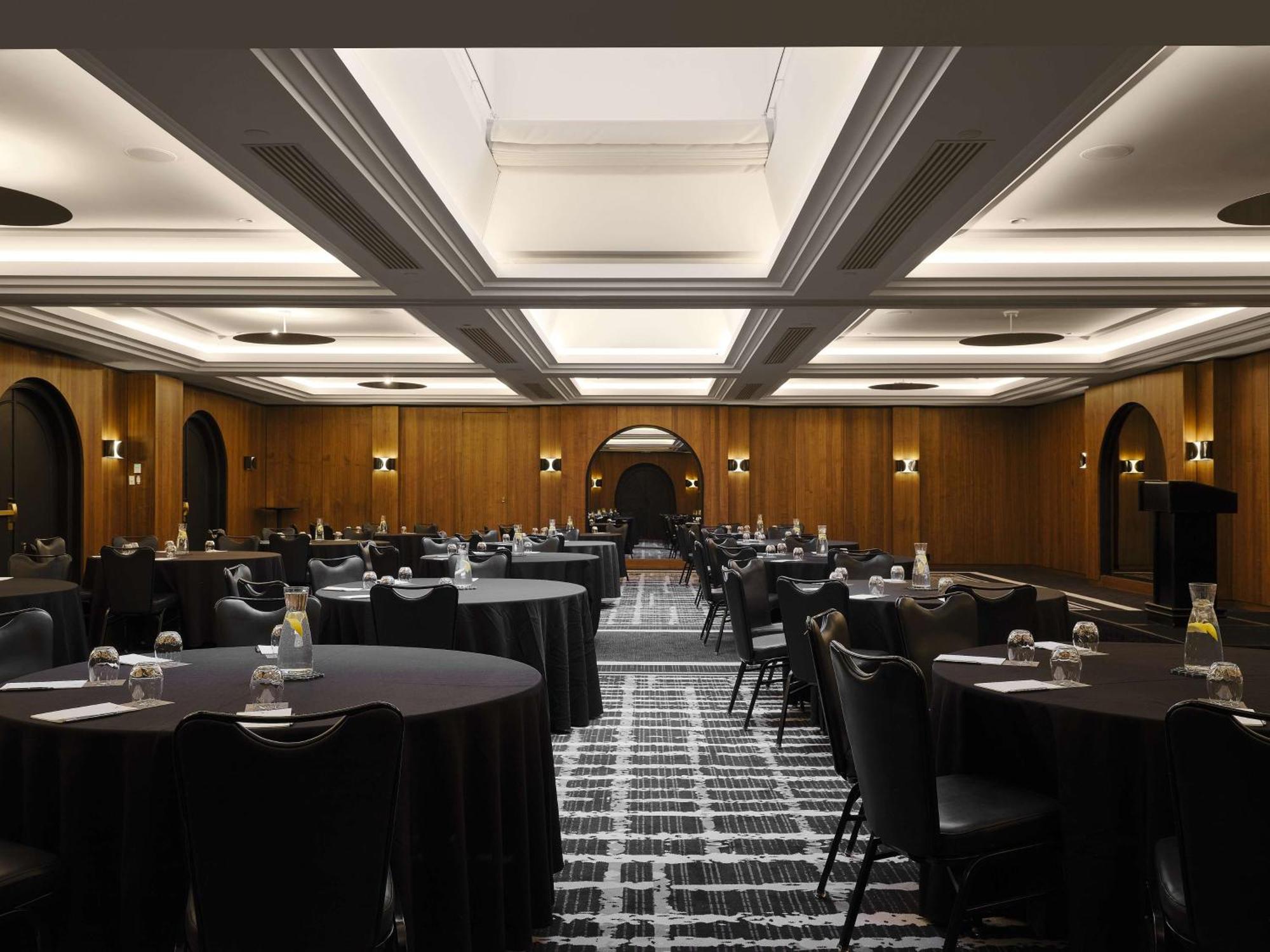 Vogue Downtown, Curio Collection By Hilton Montreal