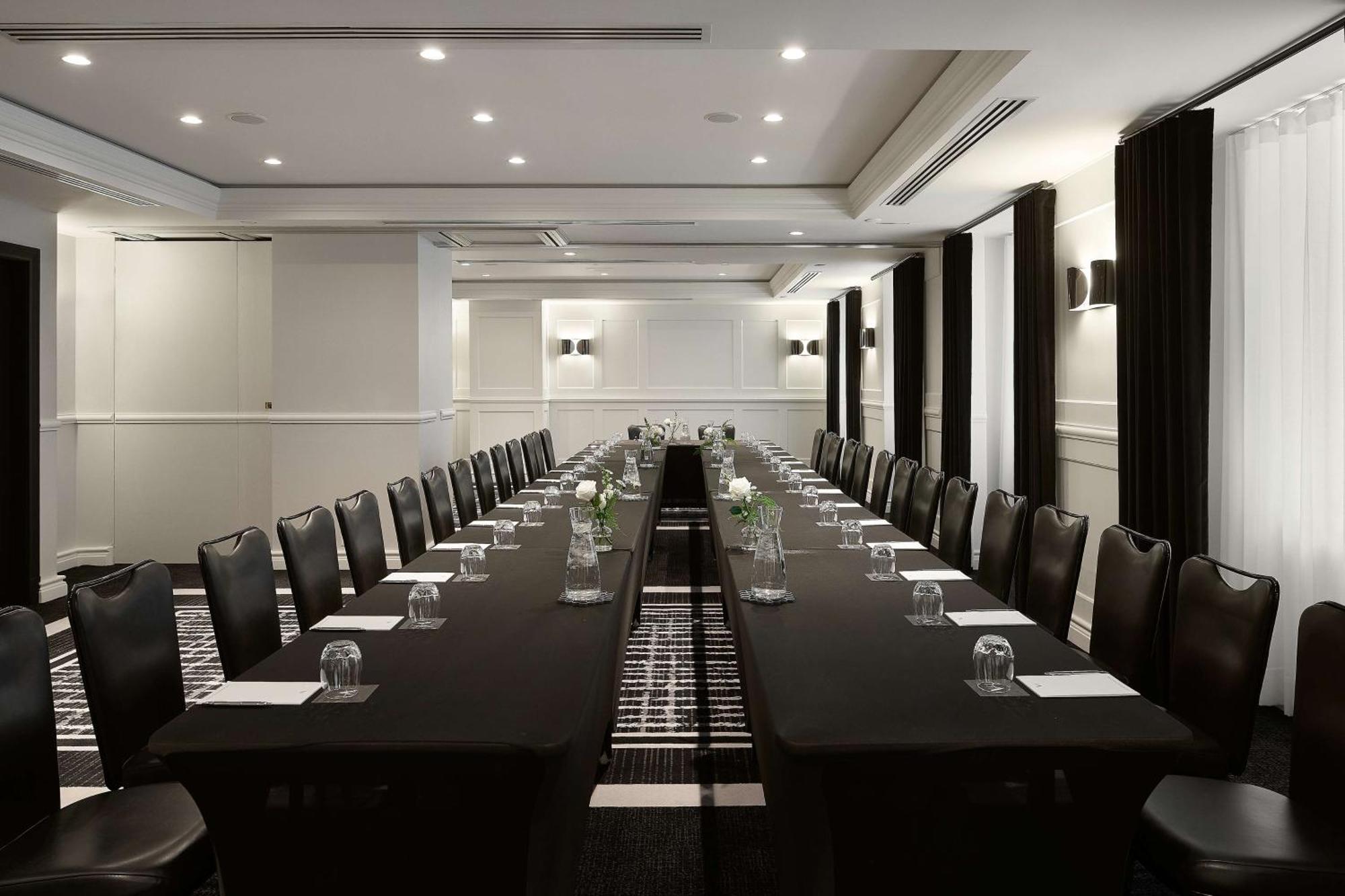 Vogue Downtown, Curio Collection By Hilton 4* Montreal