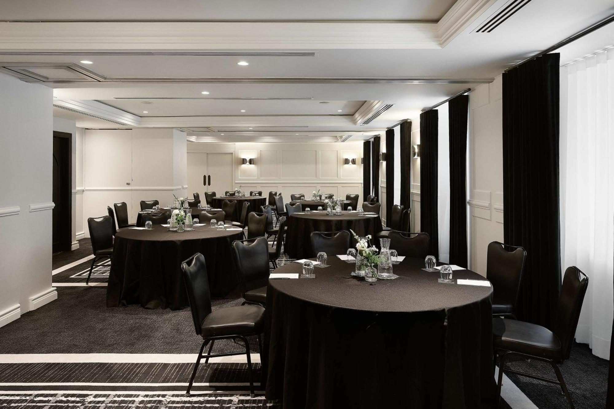 Vogue Downtown, Curio Collection By Hilton Montreal