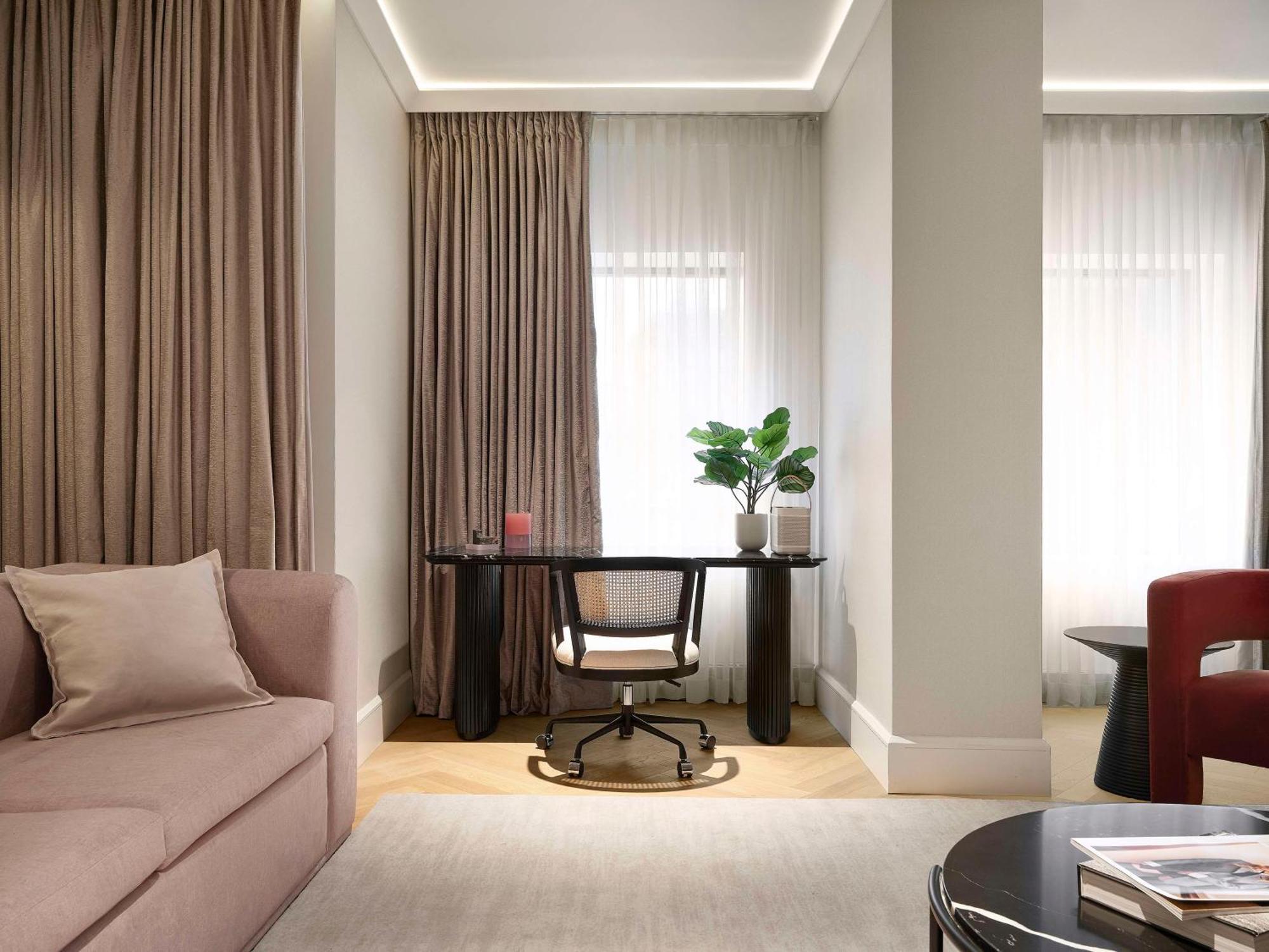 Vogue Downtown, Curio Collection By Hilton