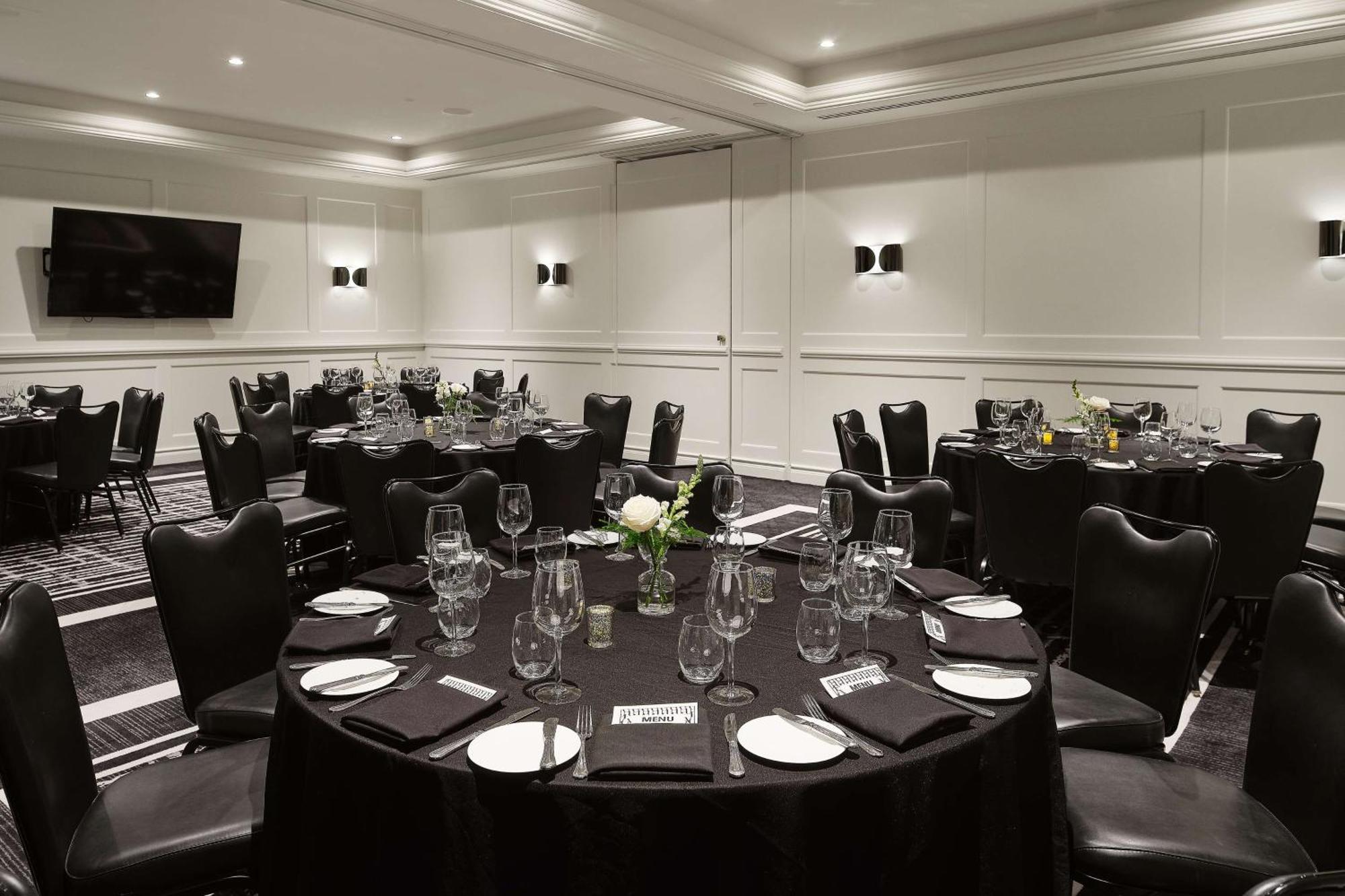 Vogue Downtown, Curio Collection By Hilton 4* Montreal