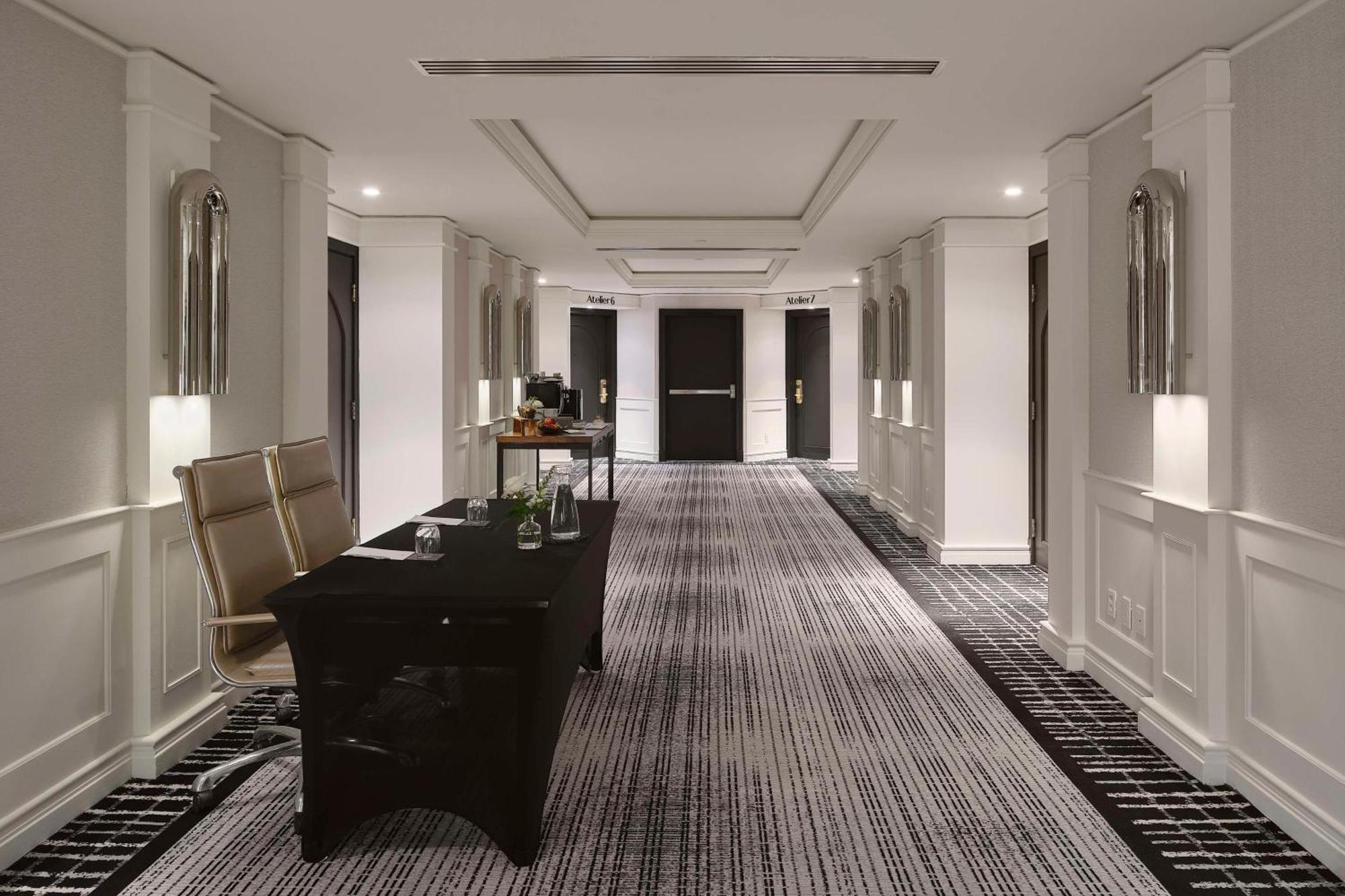 Vogue Downtown, Curio Collection By Hilton Hotel Montreal