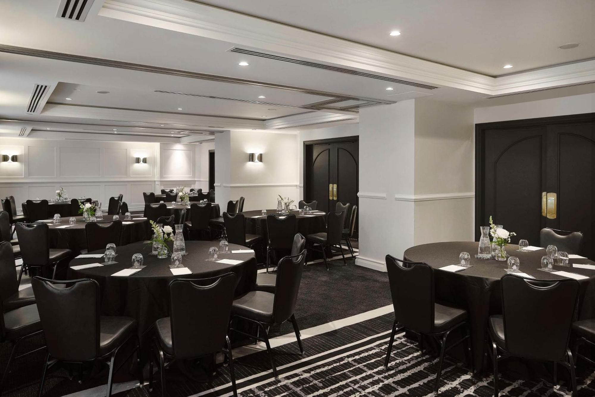Vogue Downtown, Curio Collection By Hilton Montreal