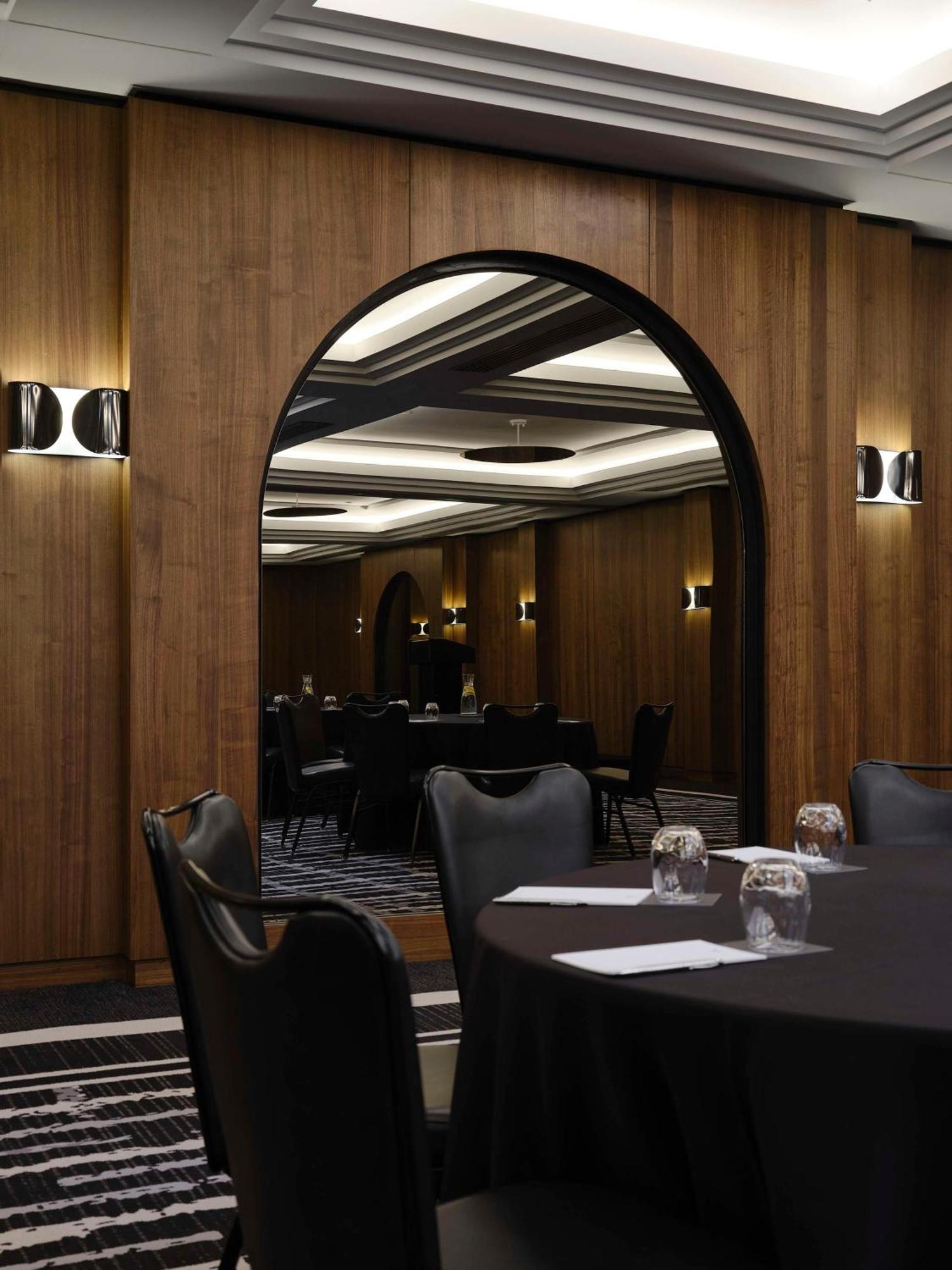 Hotel Vogue Downtown, Curio Collection By Hilton 4*