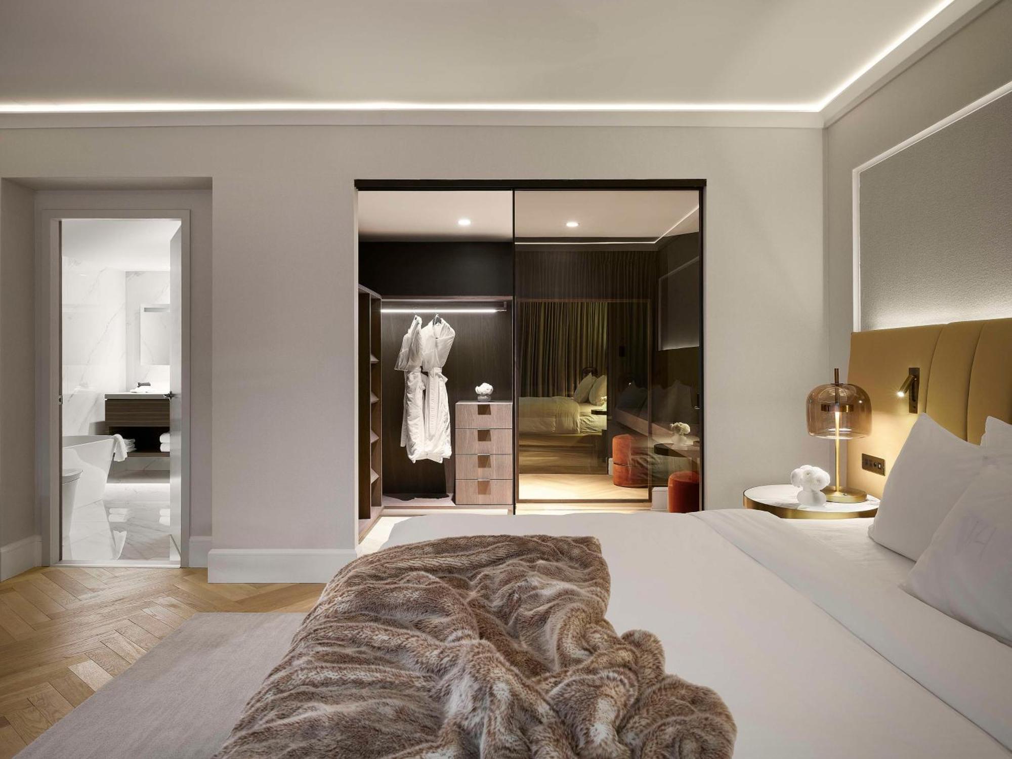 Vogue Downtown, Curio Collection By Hilton Hotel