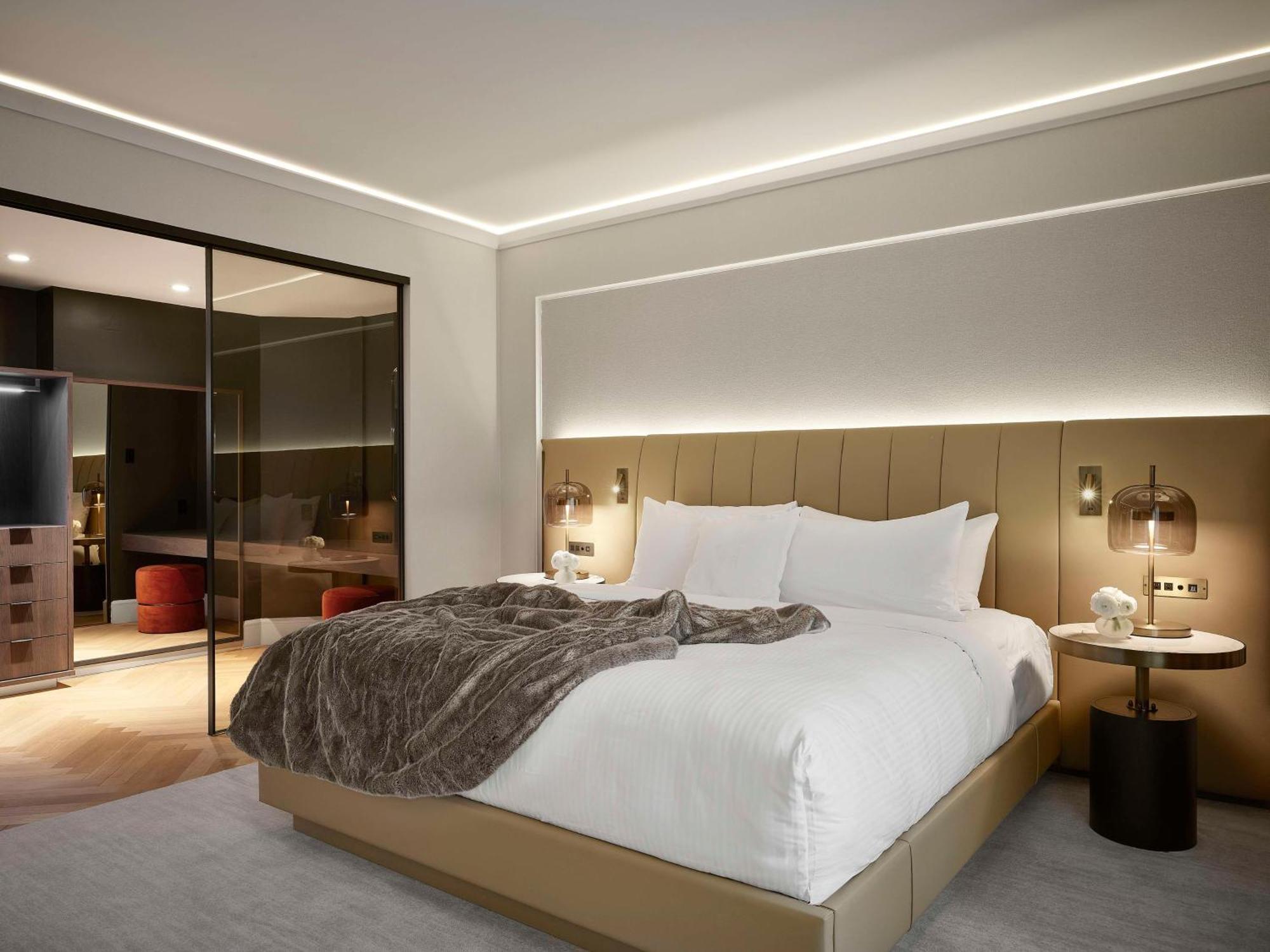Vogue Downtown, Curio Collection By Hilton 4* Montreal