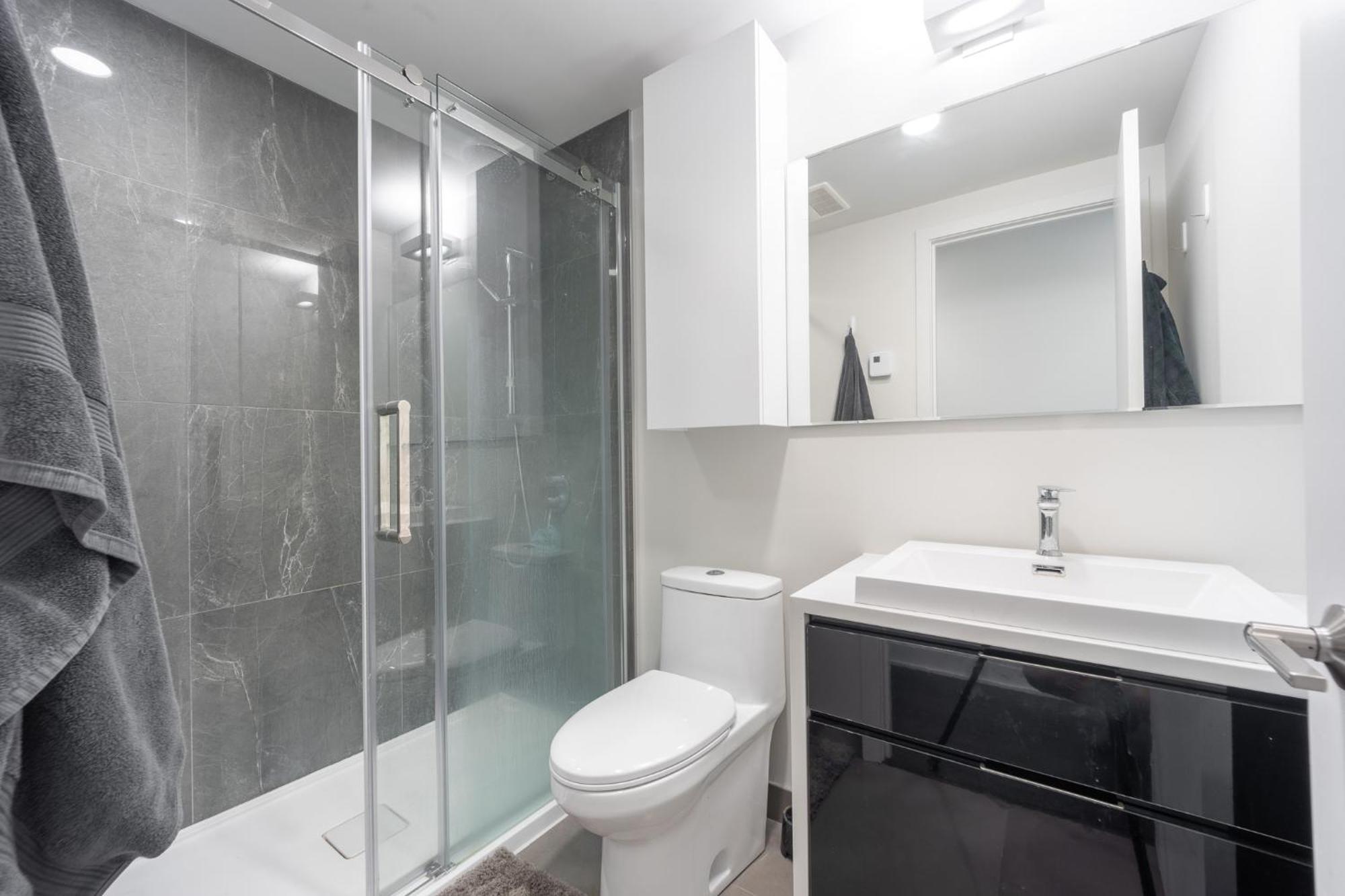 Panoramic View - 2 Bed 2 Bath 47th Floor Apartment Montreal
