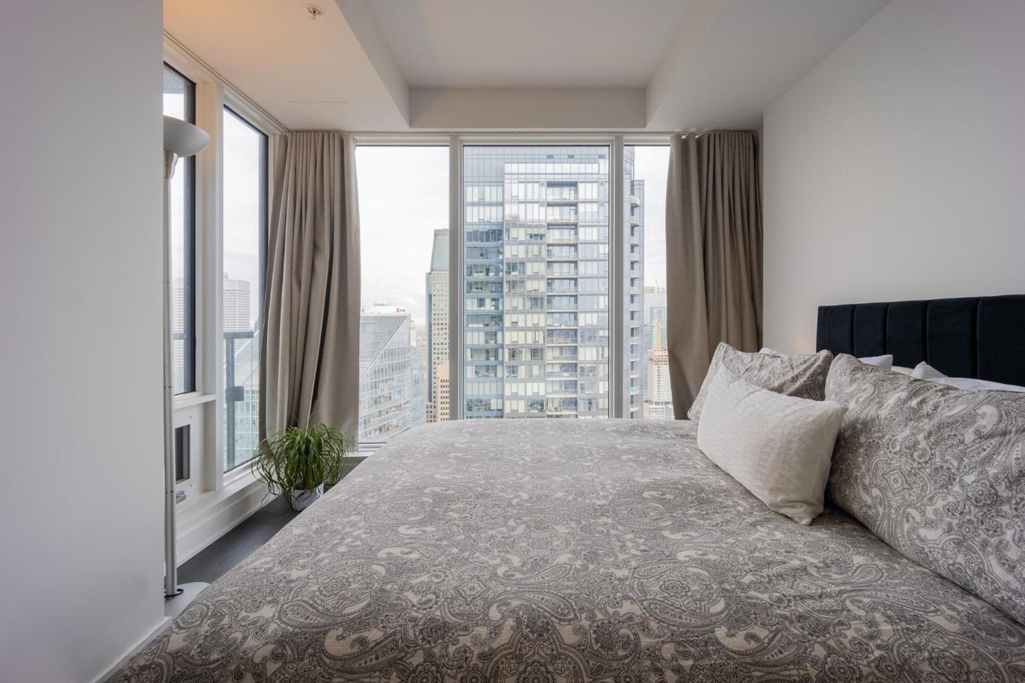 Panoramic View - 2 Bed 2 Bath 47th Floor *
