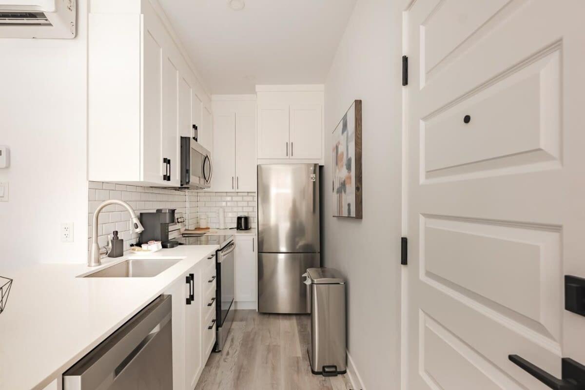 M11 Gorgeous Modern 2brsofabedheart Of Plateau Apartment Montreal