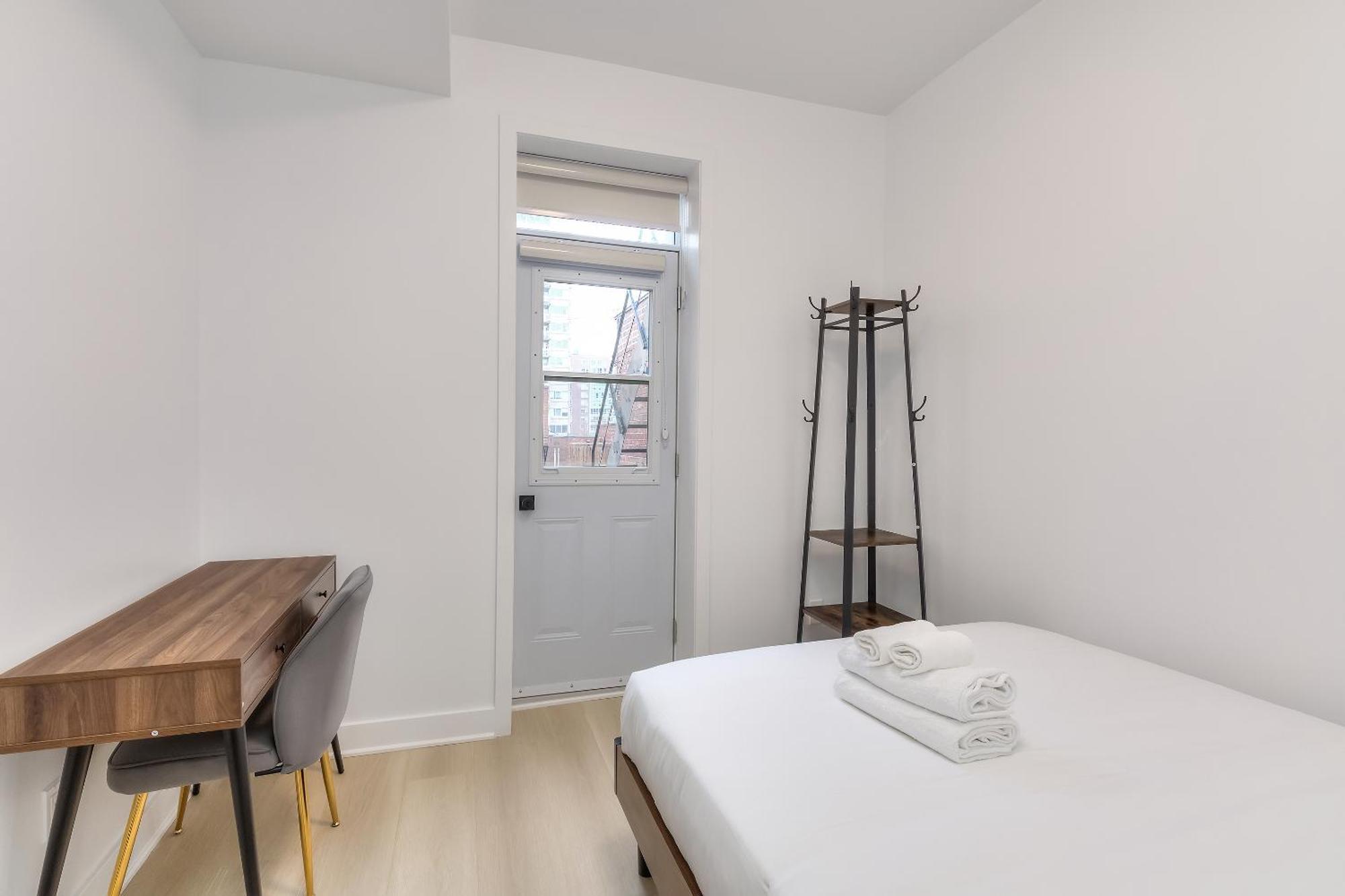 Free Indoor Parking Cozy & Spacious In Heart Of Downtown