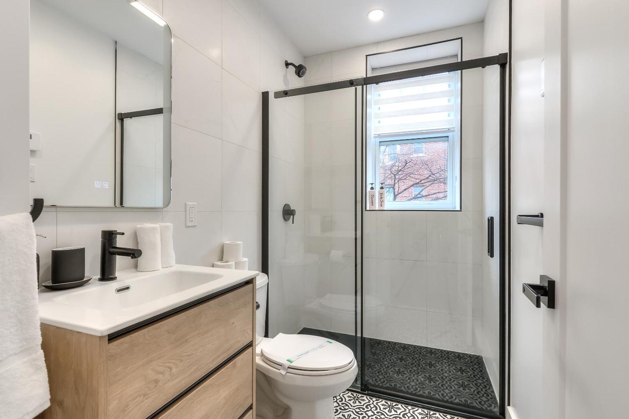 Free Indoor Parking Cozy & Spacious In Heart Of Downtown