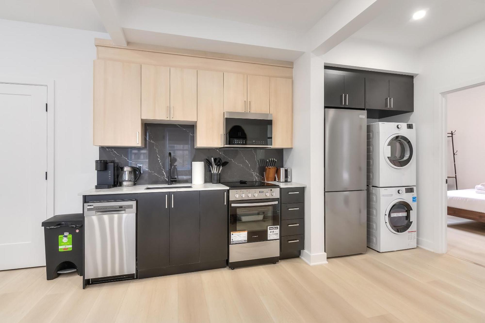 Free Indoor Parking Cozy & Spacious In Heart Of Downtown Montreal