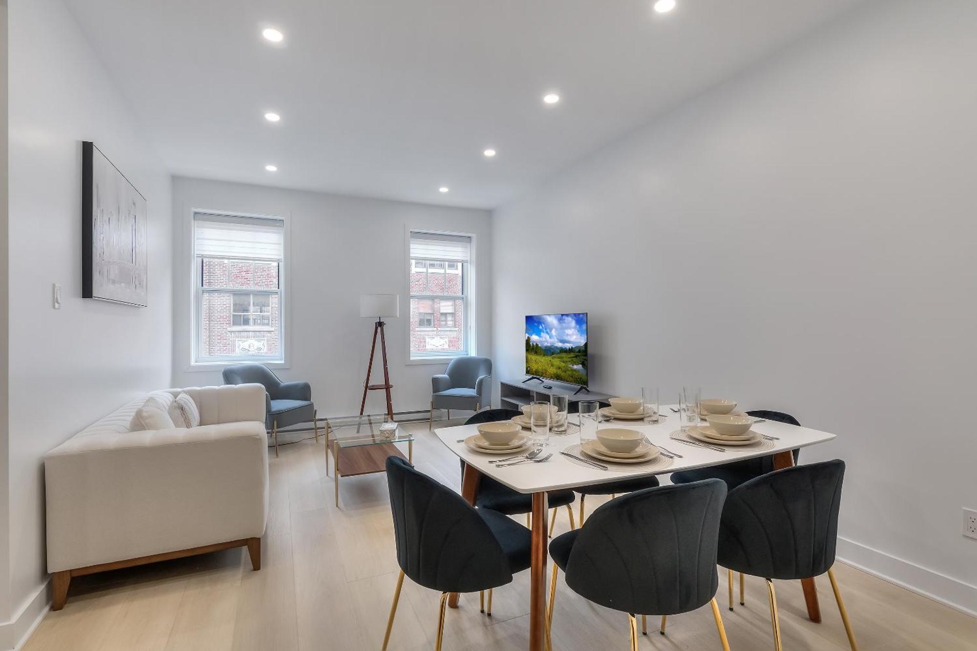 Free Indoor Parking Cozy & Spacious In Heart Of Downtown Apartment Montreal