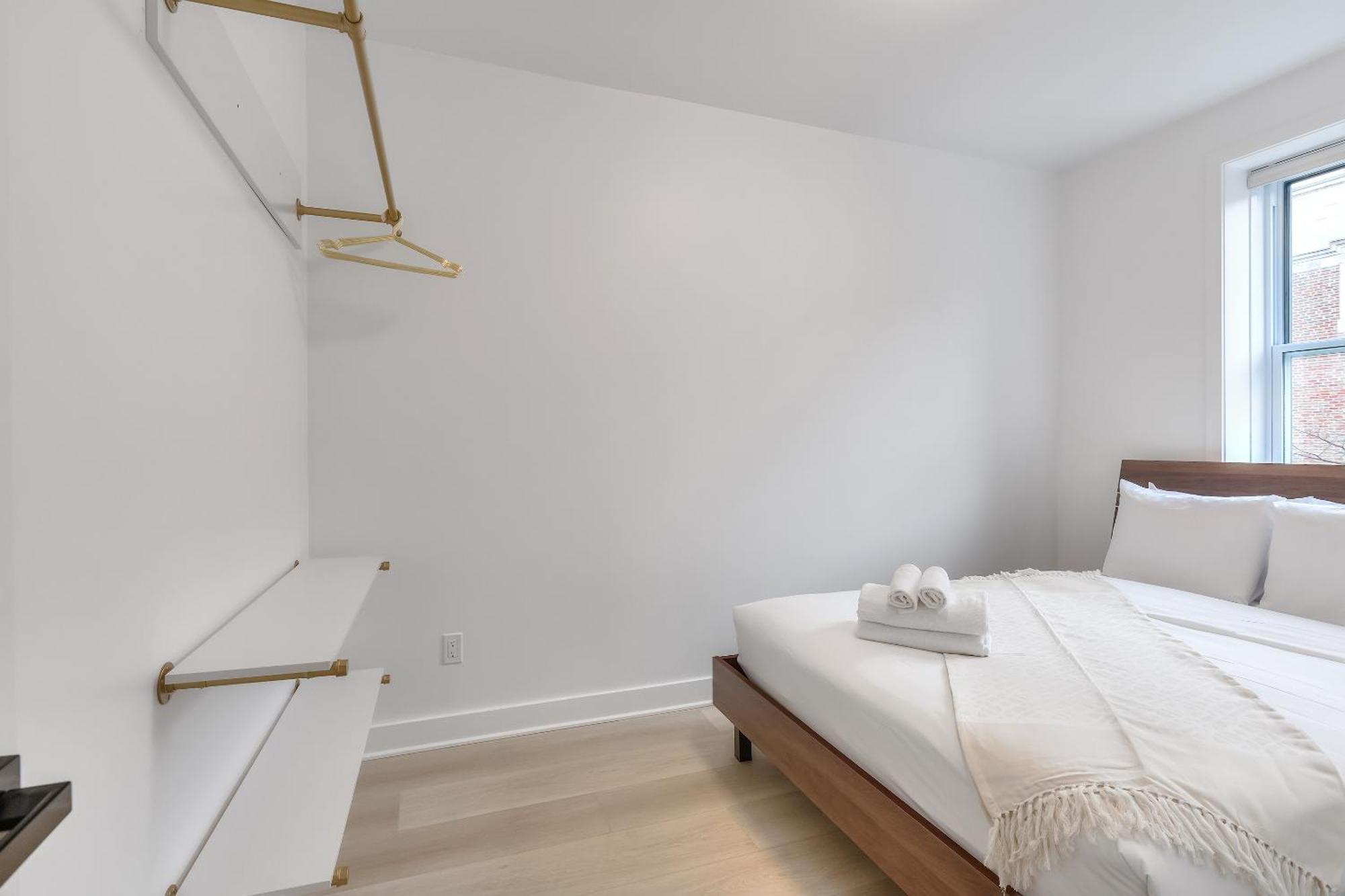Free Indoor Parking Cozy & Spacious In Heart Of Downtown Montreal