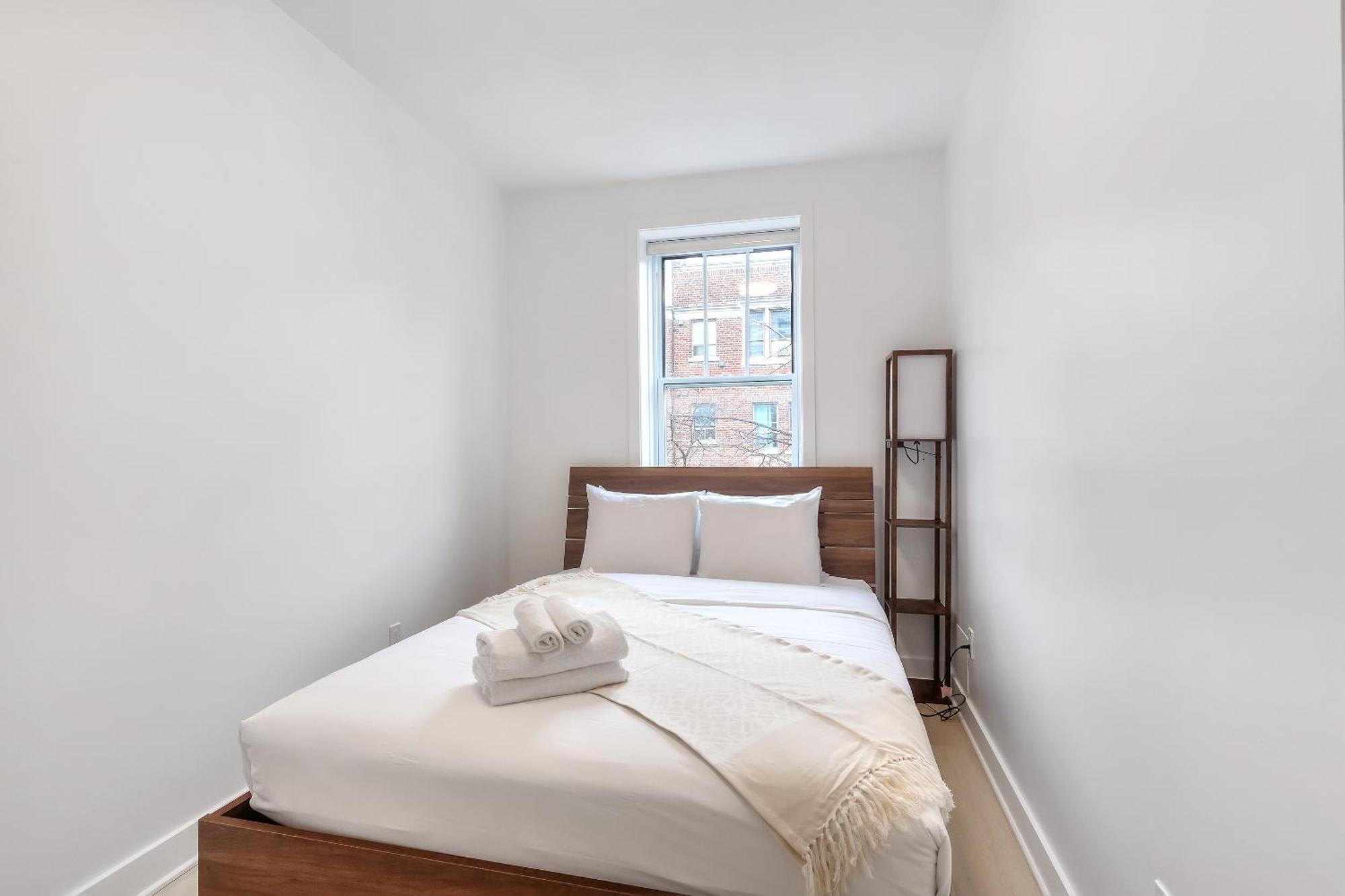 Free Indoor Parking Cozy & Spacious In Heart Of Downtown *