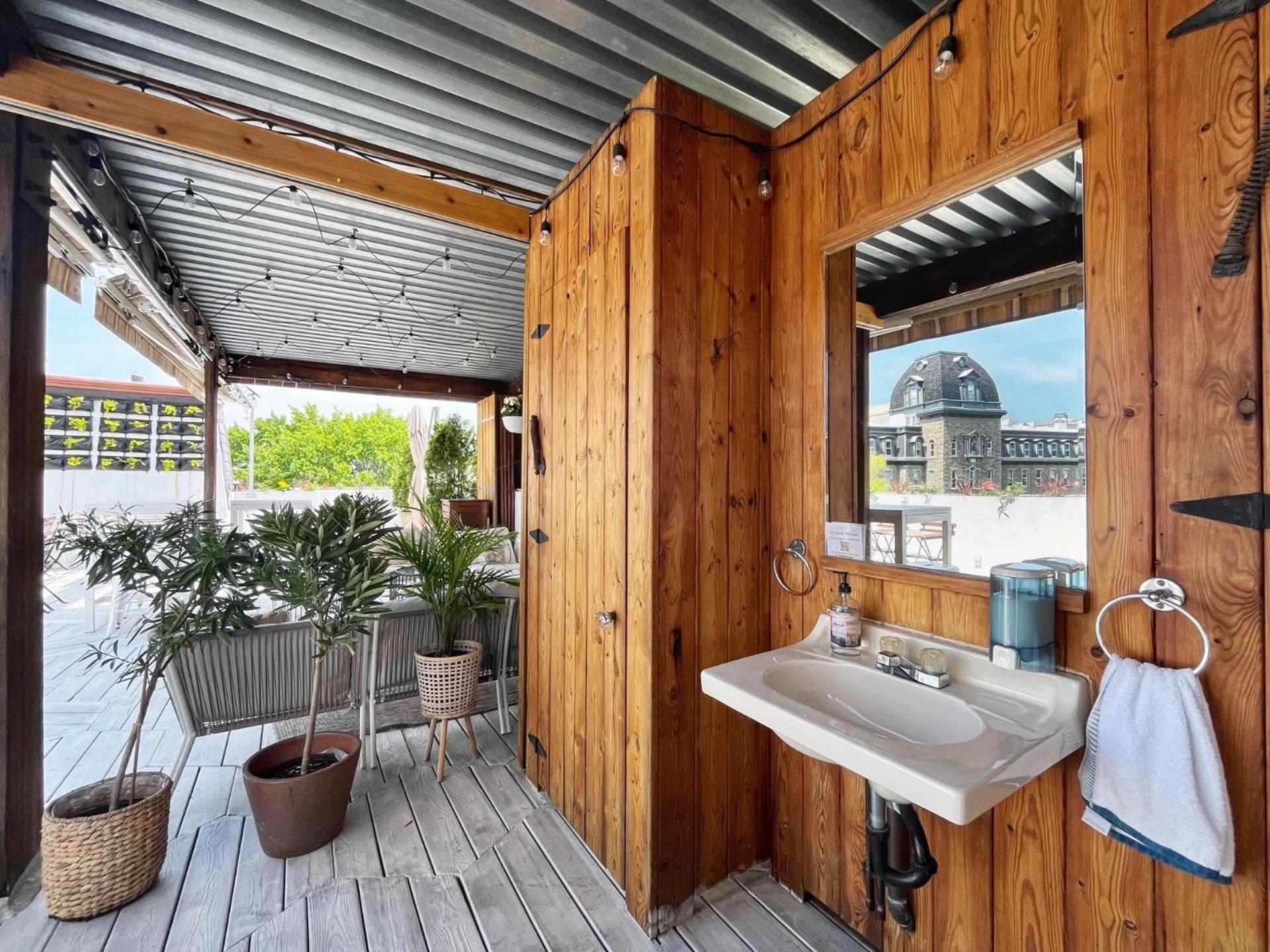 Auberge Du Plateau Hostel