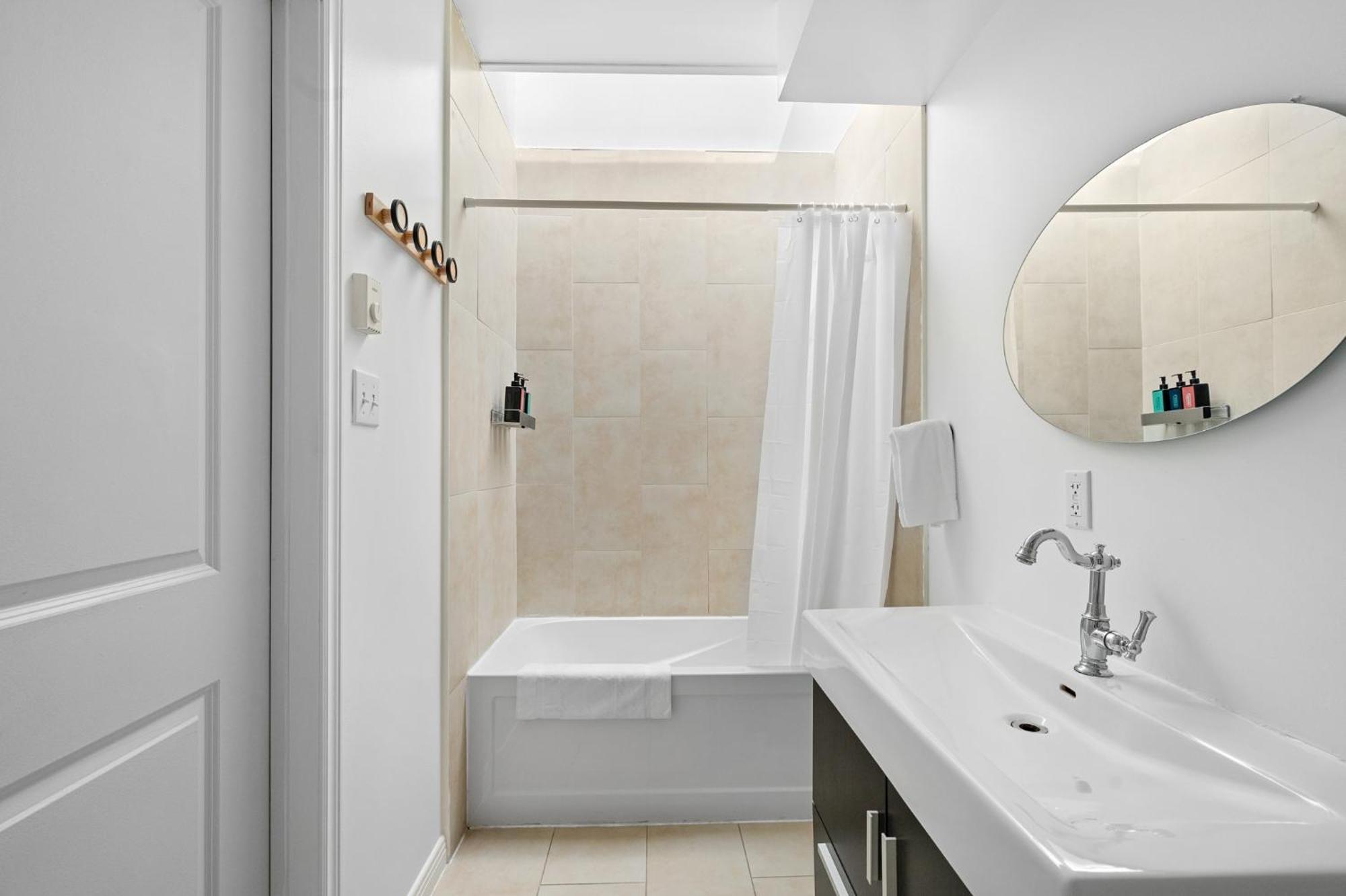 Trendy 2-bedroom Haven By Jean Talon Market Apartment Montreal