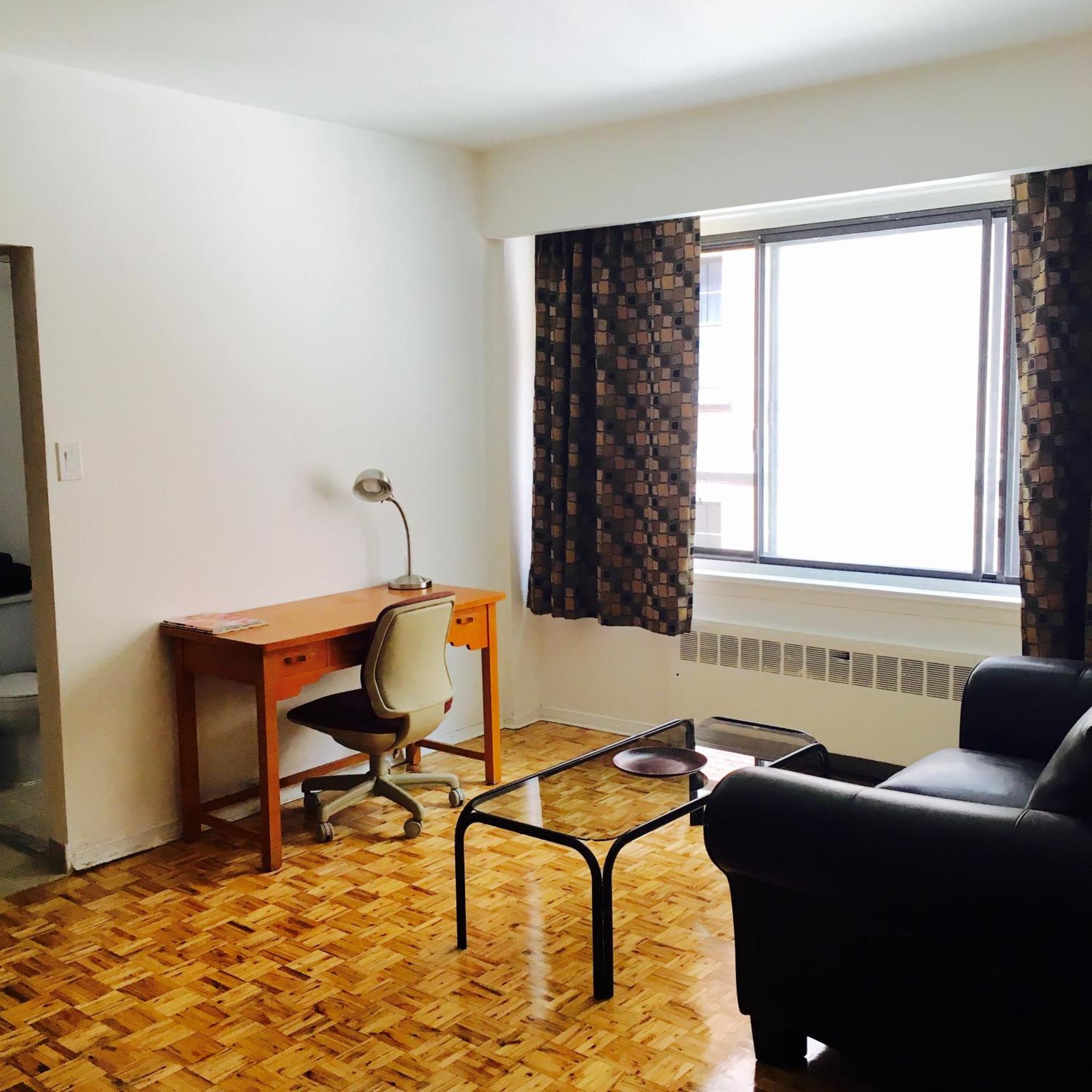 Stylish Comfortable In The Golden Square Mile Apartment