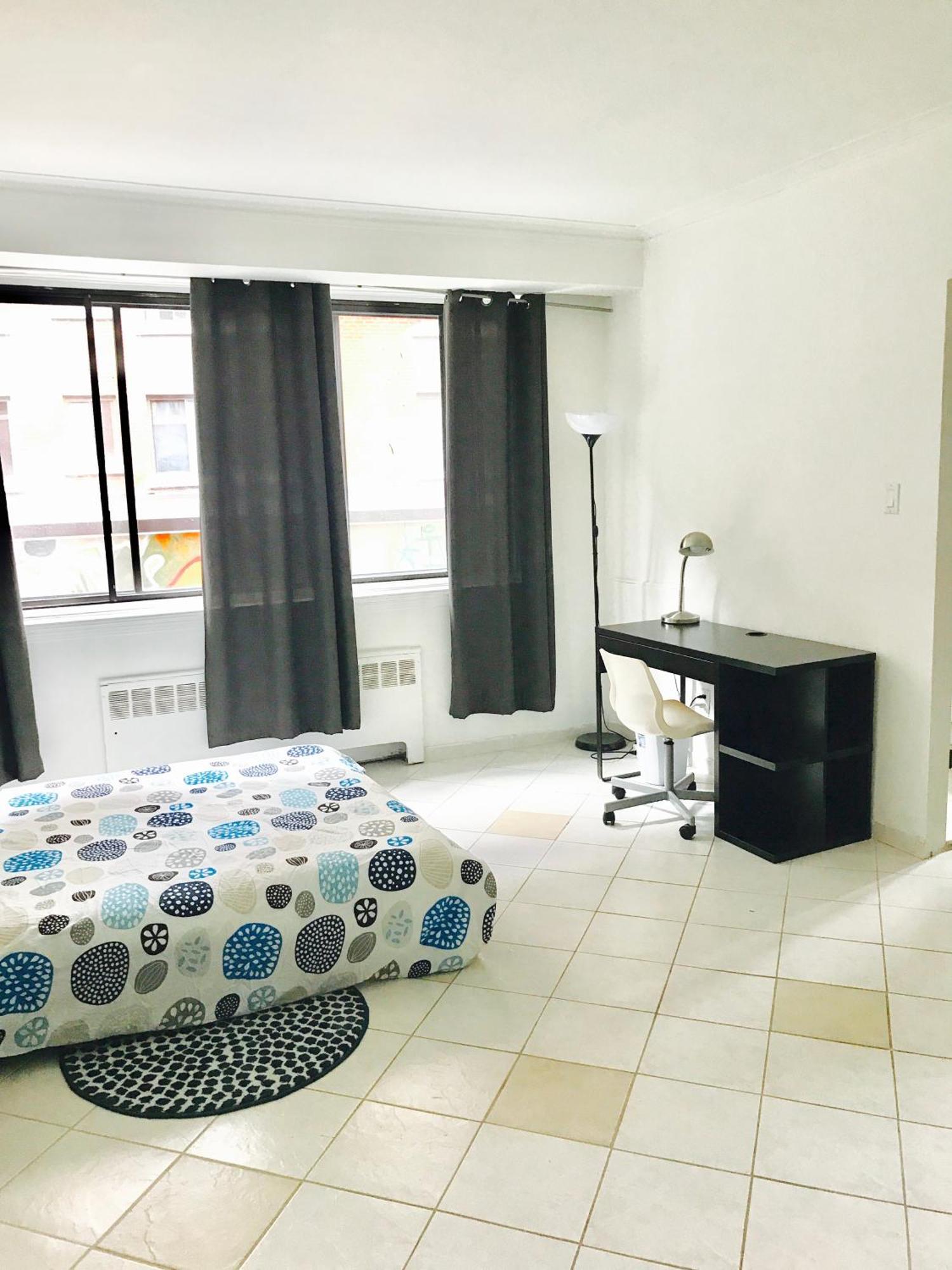 Stylish Comfortable In The Golden Square Mile Apartment