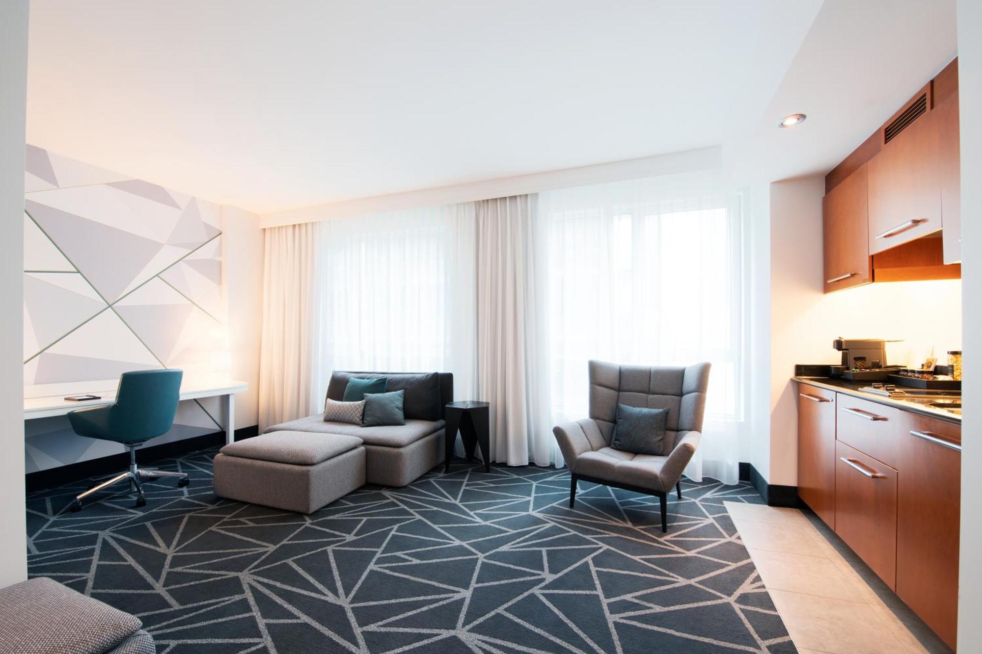 Warwick Le Crystal - Hotel Montreal