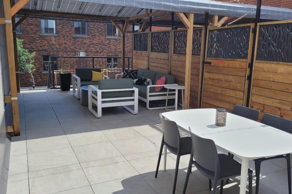 Apartment Plaza12 - Stringlights, Xl Terrace, Restos & Shops Montreal