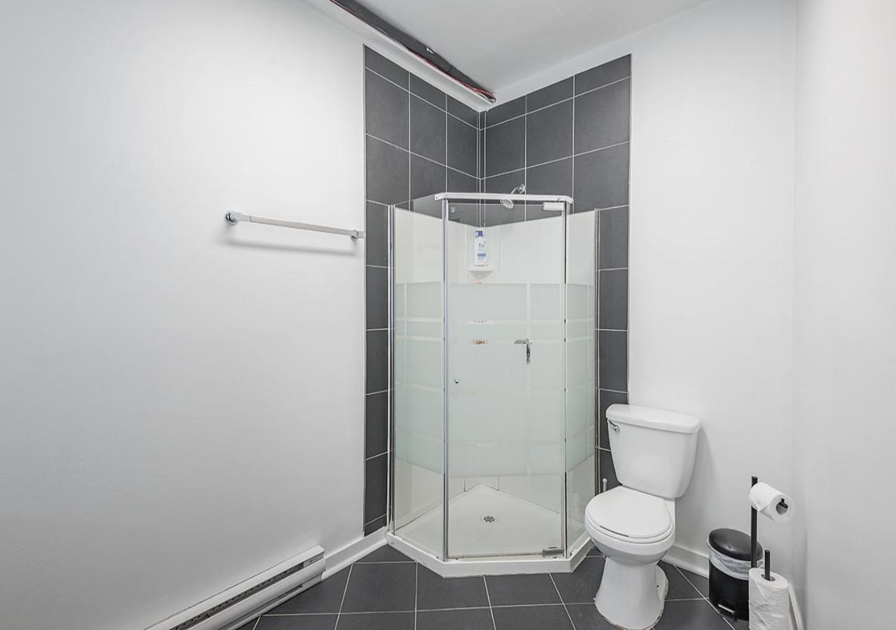 Spacious 5-bed Oasis In The Heart Of Downtown-5 Min To Bell Center, Free Parking Apartment Montreal