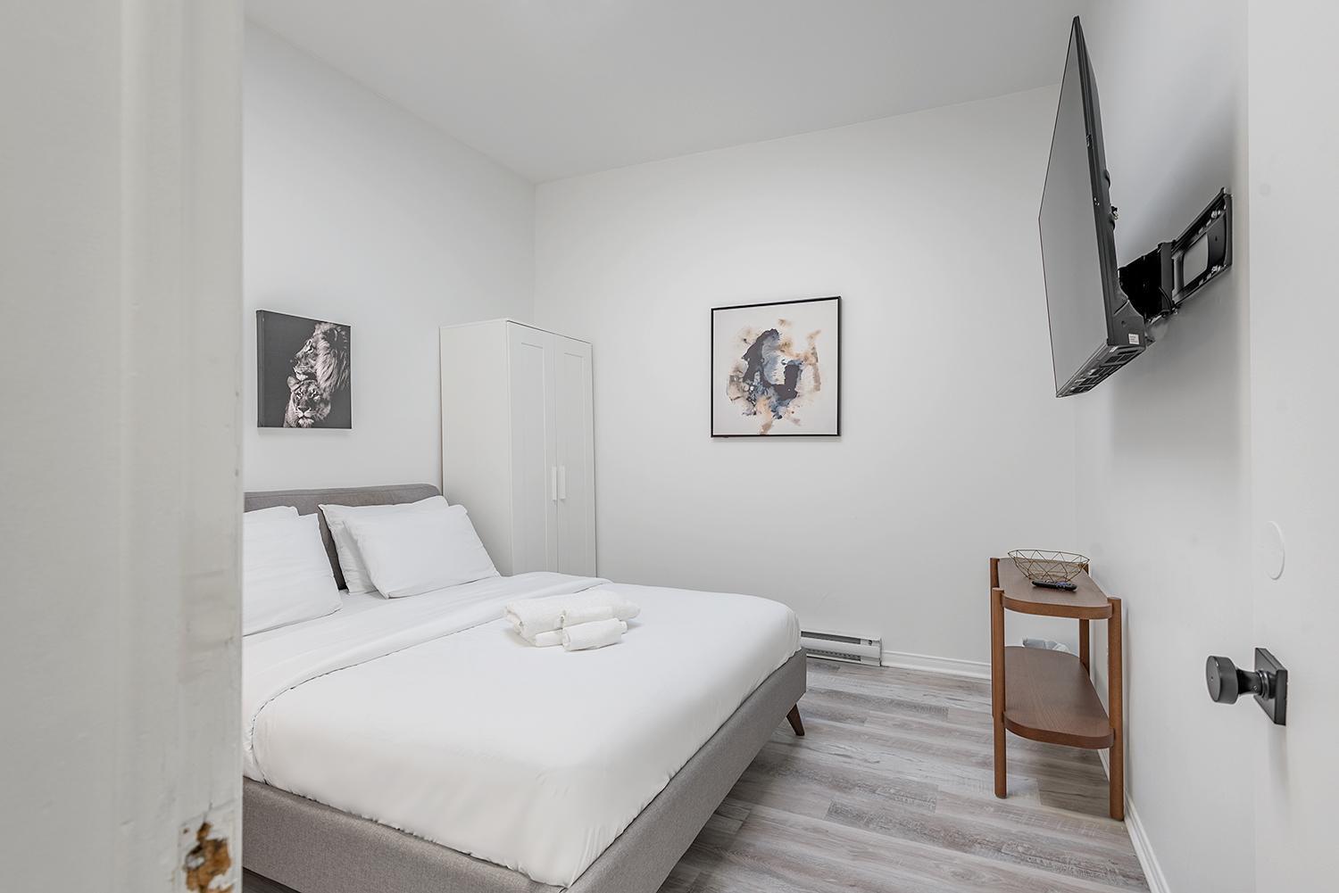 Spacious 5-bed Oasis In The Heart Of Downtown-5 Min To Bell Center, Free Parking Montreal